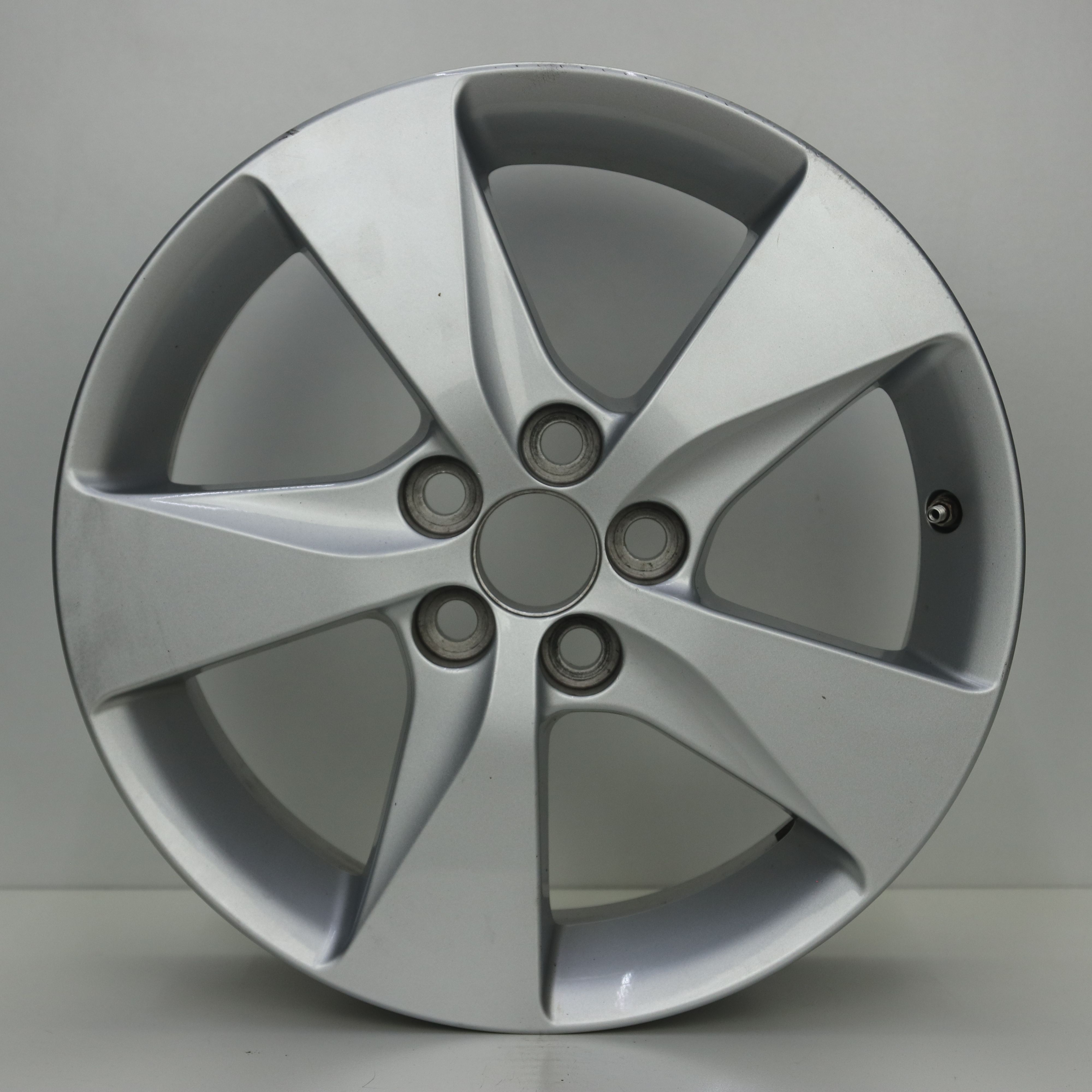 OS1007962 Originele 16 inch lichtmetalen Toyota Prius velgen 6.00X16 5X100 ET45.0 NB54.10 Zilver