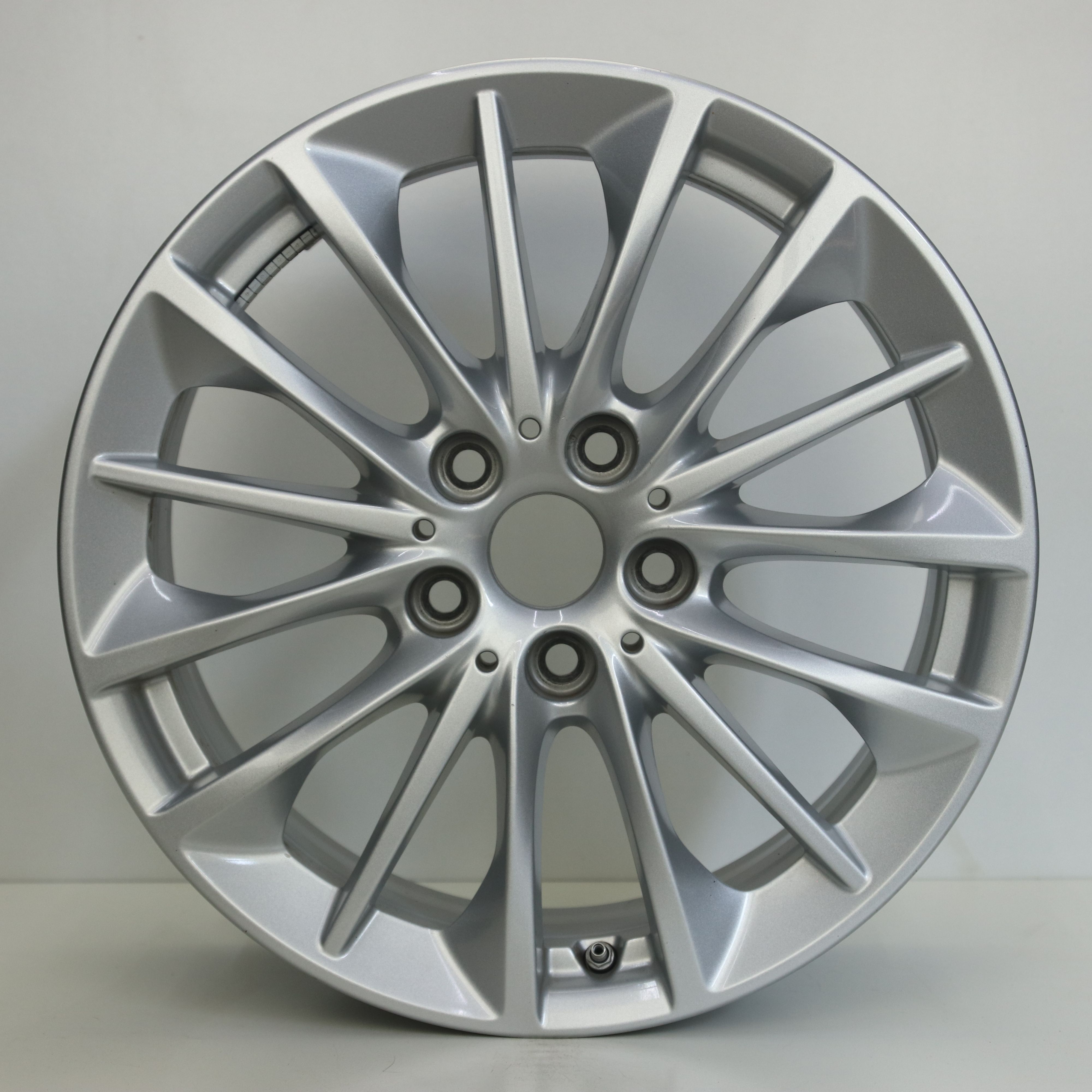 OS1008198 Originele 17 inch lichtmetalen BMW 1-serie styling 546 velgen 7.50X17 5X112 ET54.0 NB66.60 Zilver