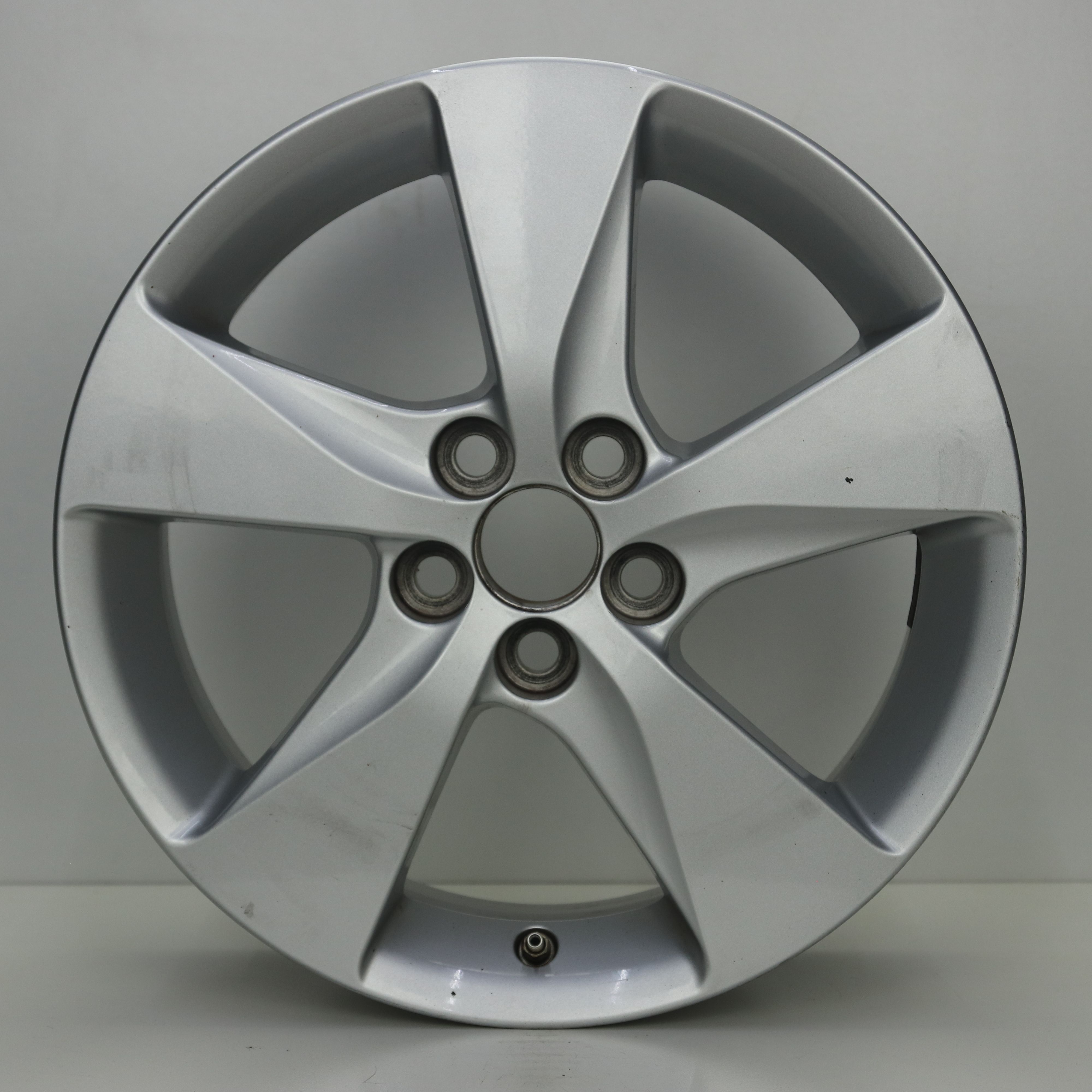 OS1007962 Originele 16 inch lichtmetalen Toyota Prius velgen 6.00X16 5X100 ET45.0 NB54.10 Zilver