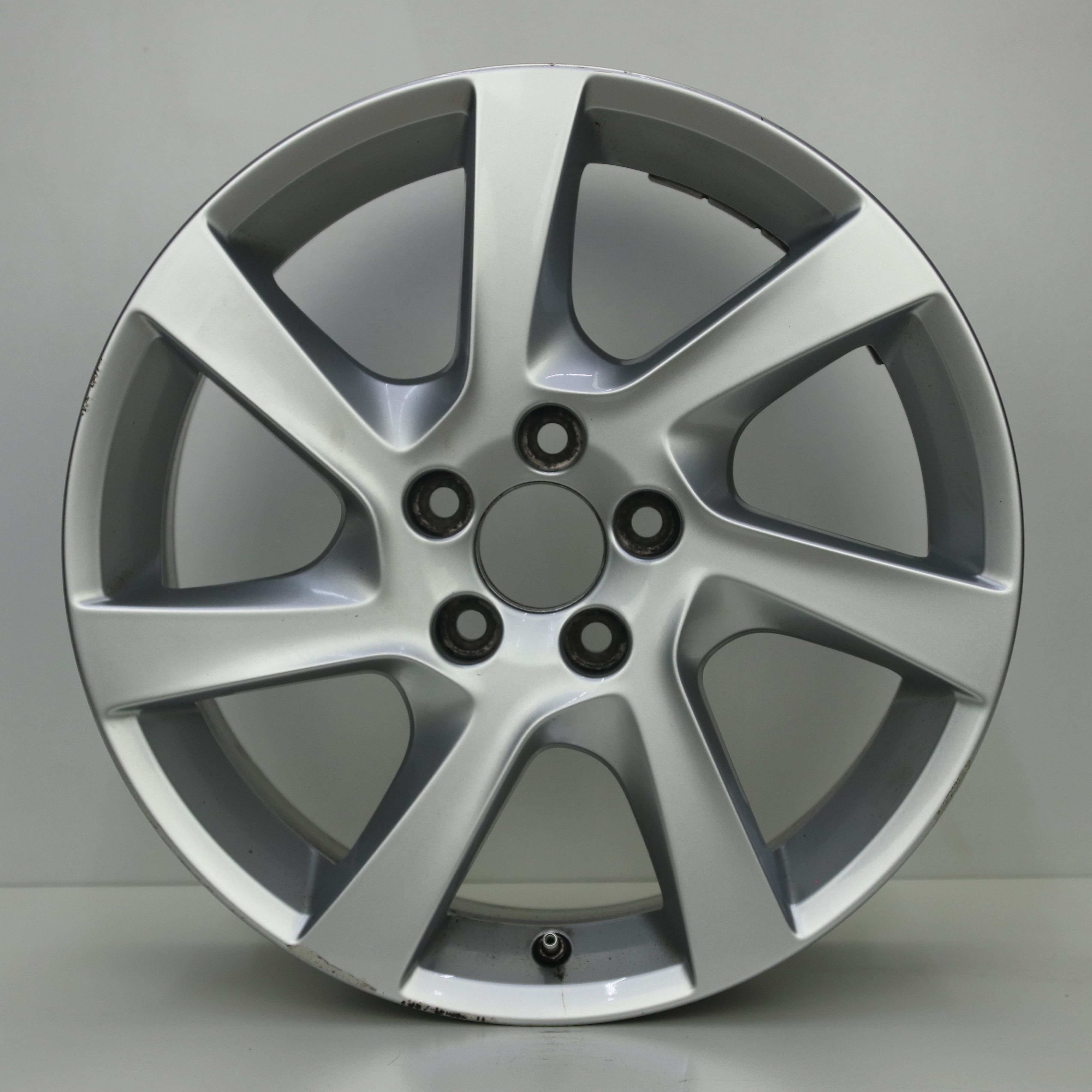 OS1008569 Originele 17 inch lichtmetalen Volvo velgen 7.00X17 5X108 ET50.0 NB63.40 Zilver