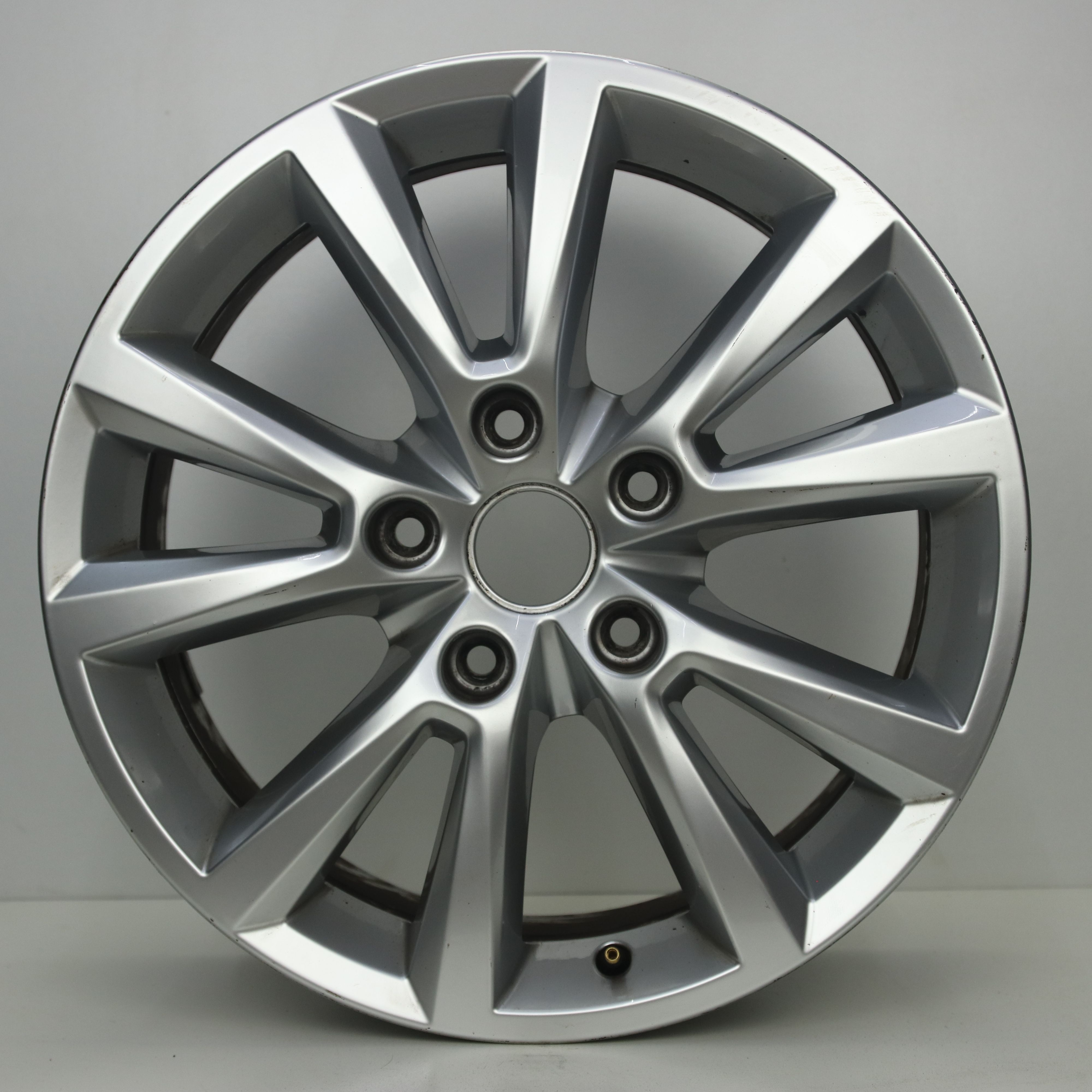 OS1008295 Originele 18 inch lichtmetalen Volkswagen Touareg (Karakum) velgen 8.00X18 5X130 ET58.0 NB71.60 Zilver