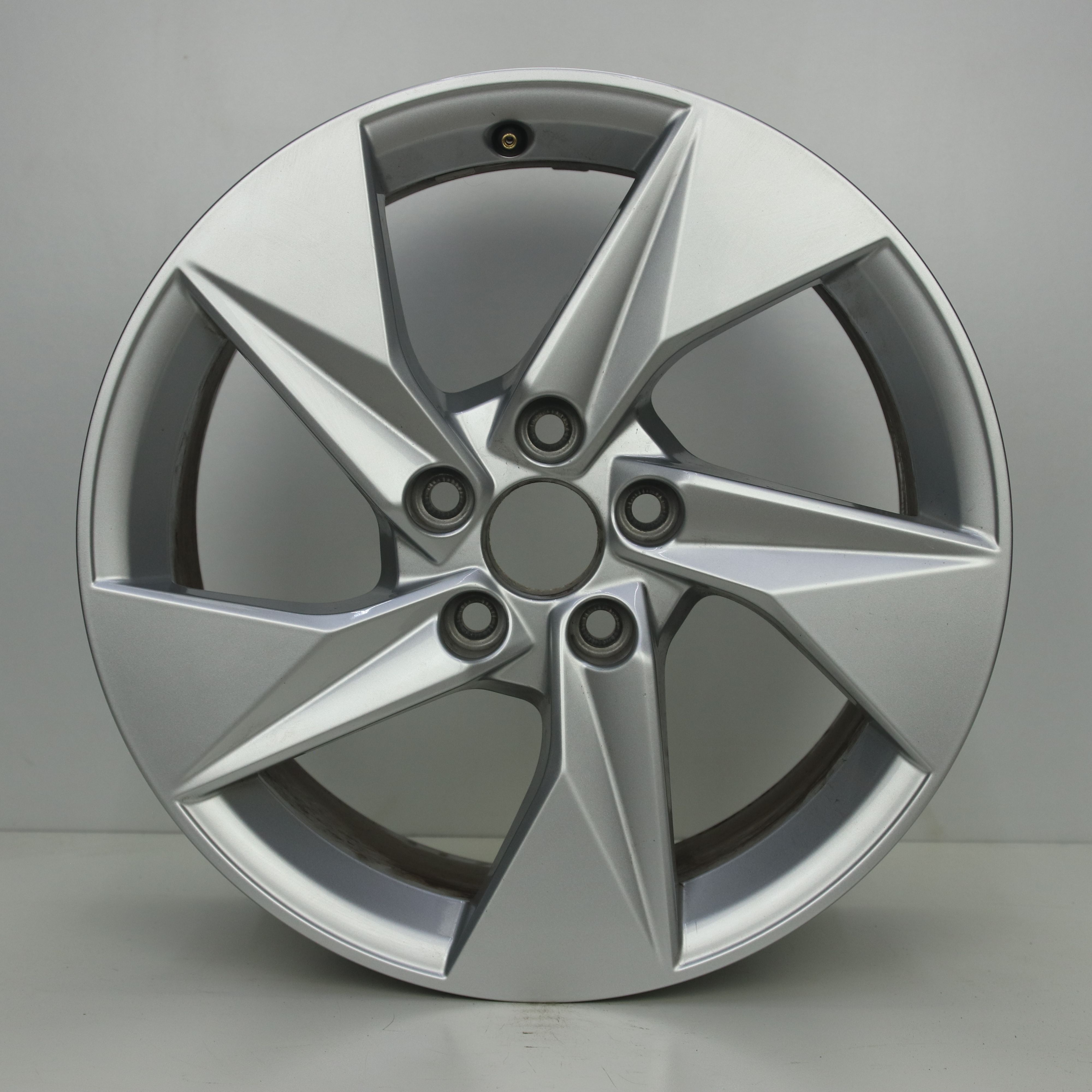 OS1008230 Originele 17 inch lichtmetalen Audi A3 velgen 8.00X17 5X112 ET46.0 NB57.10 Zilver