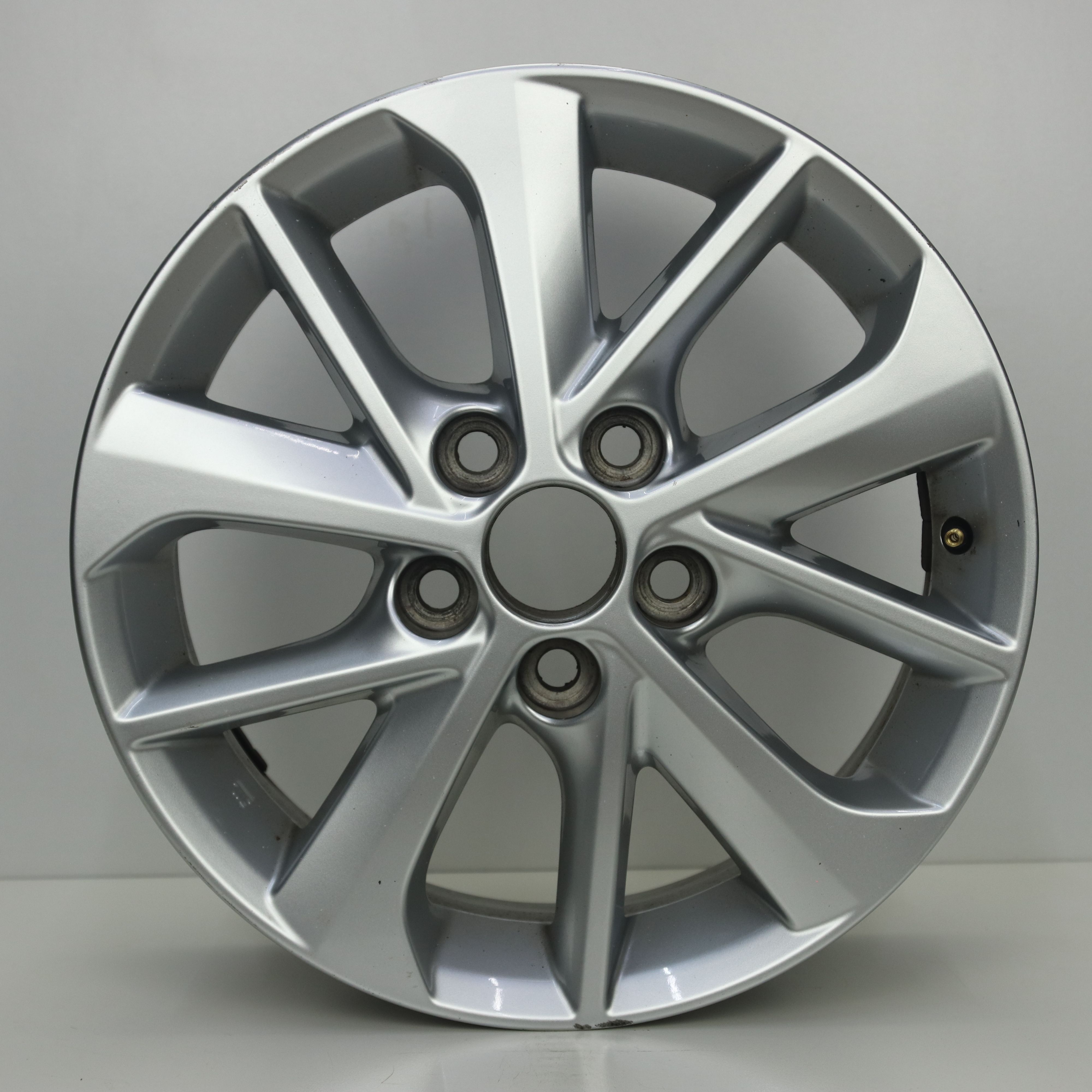 OS1007968 Originele 16 inch lichtmetalen Toyota velgen 6.50X16 5X114.3 ET45.0 NB60.10 Zilver