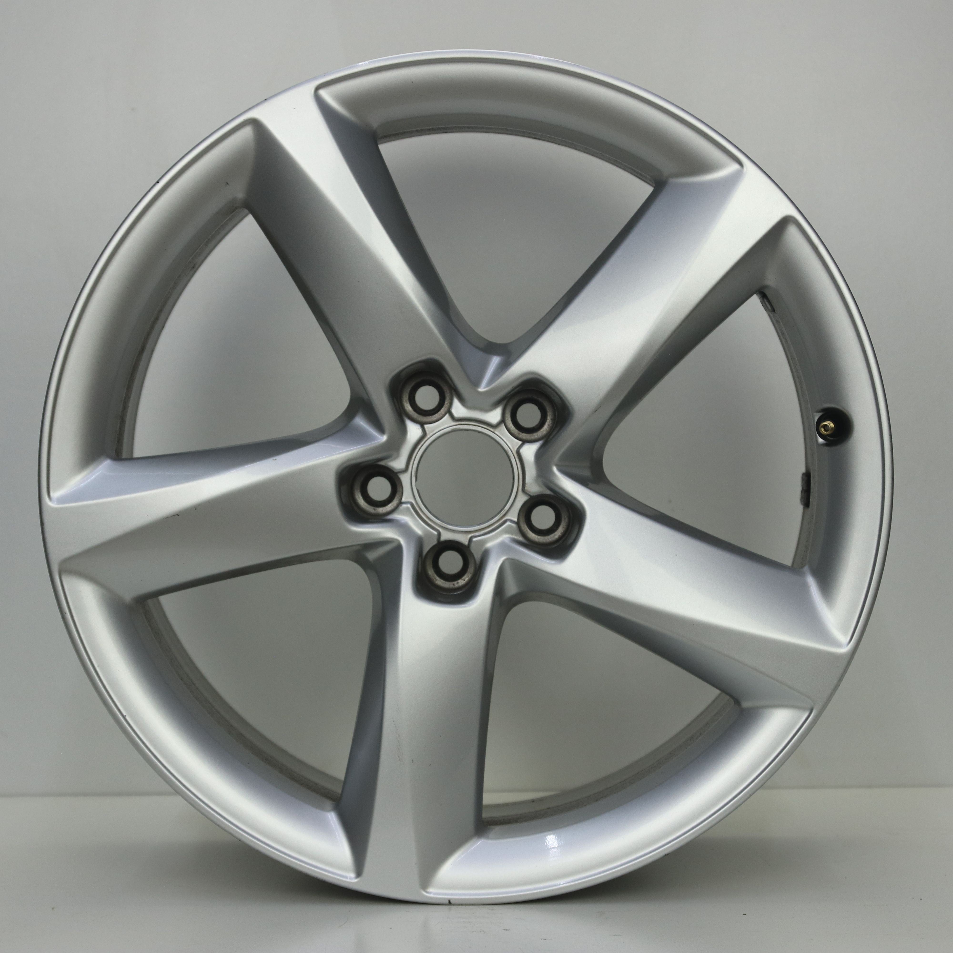 IN1003247 Originele 19 inch lichtmetalen Audi A8 velgen 7.50X19 5X112 ET29.0 NB66.50 Zilver