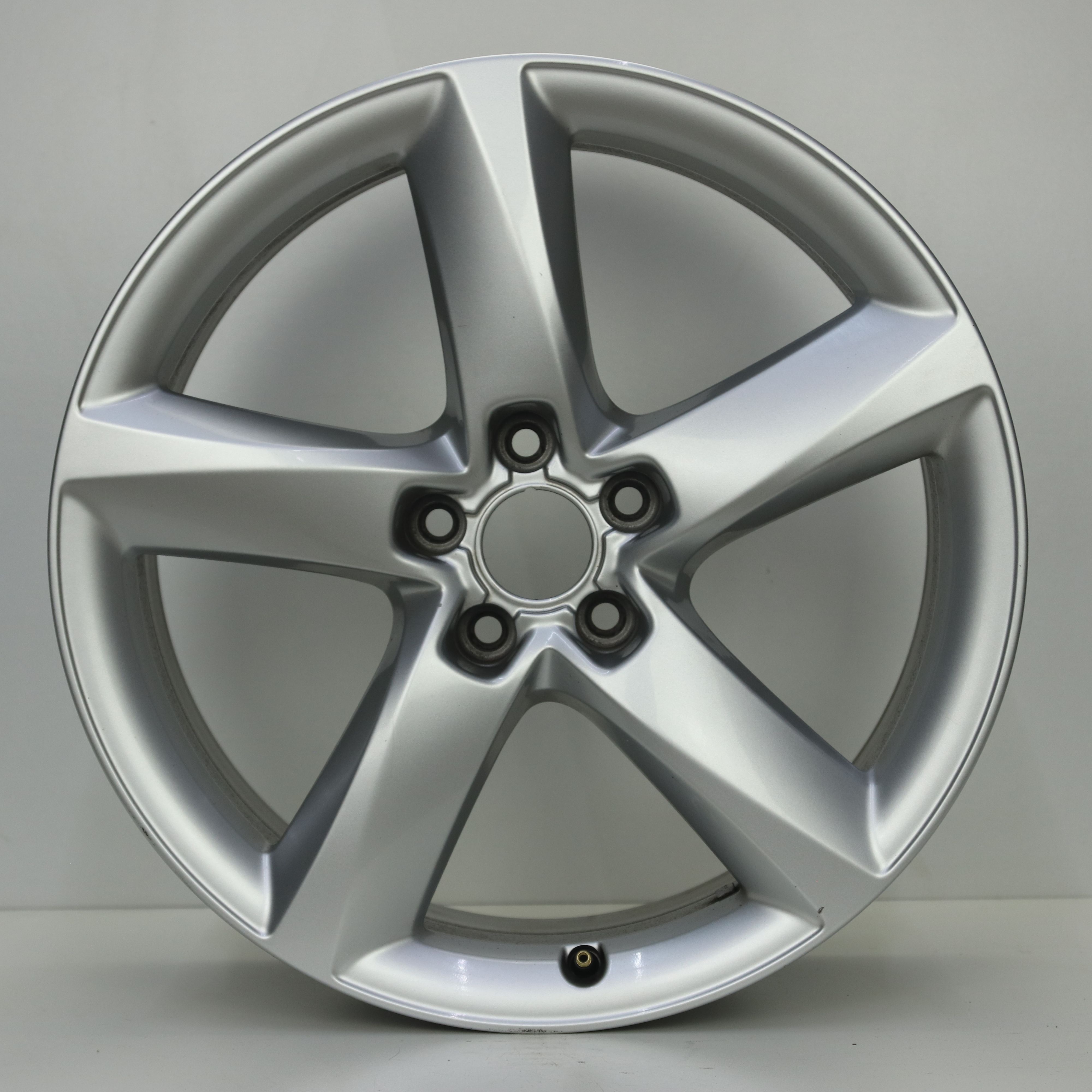 IN1003247 Originele 19 inch lichtmetalen Audi A8 velgen 7.50X19 5X112 ET29.0 NB66.50 Zilver