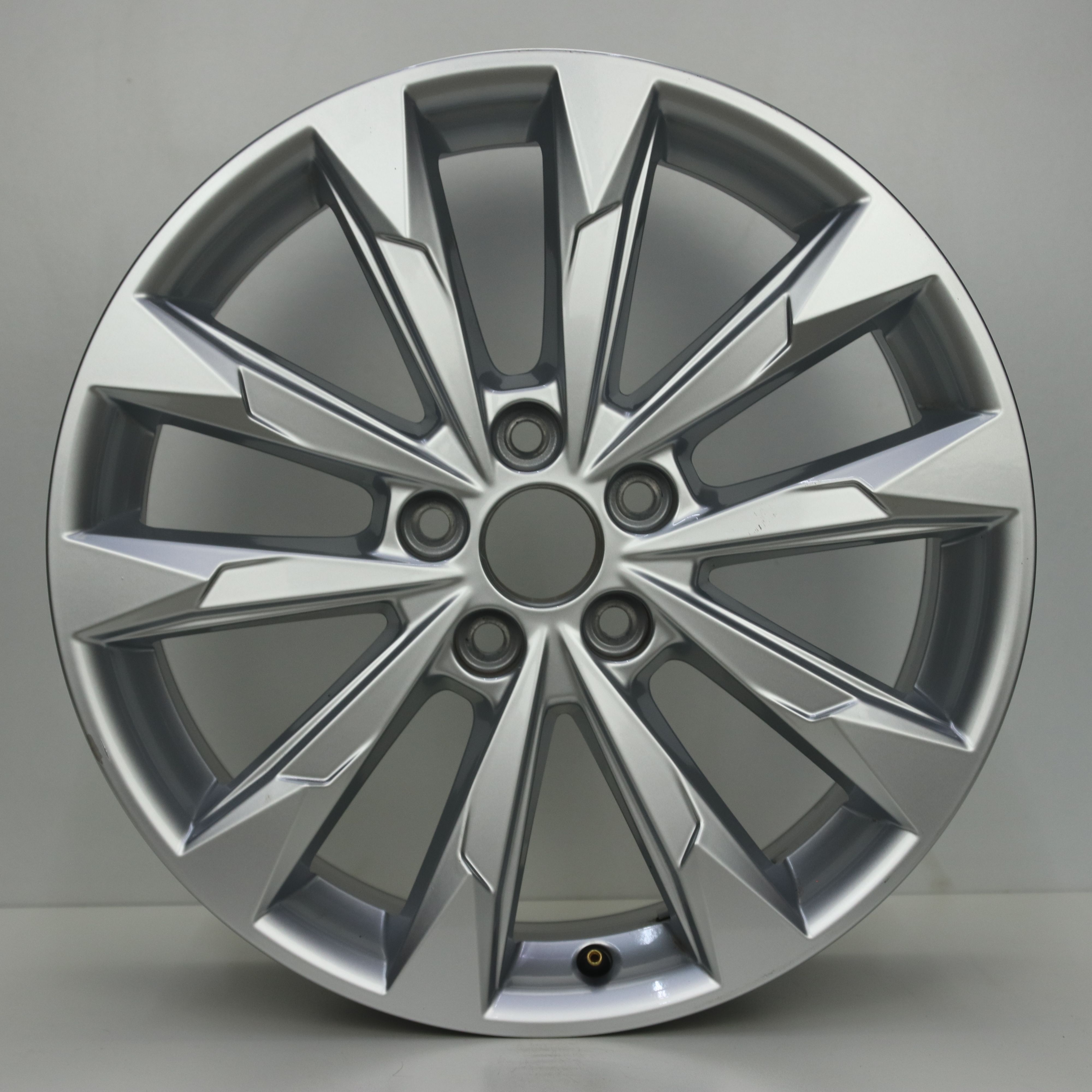 IN1003208 Originele 18 inch lichtmetalen Audi Q3 velgen 7.00X18 5X112 ET43.0 NB57.10 Zilver
