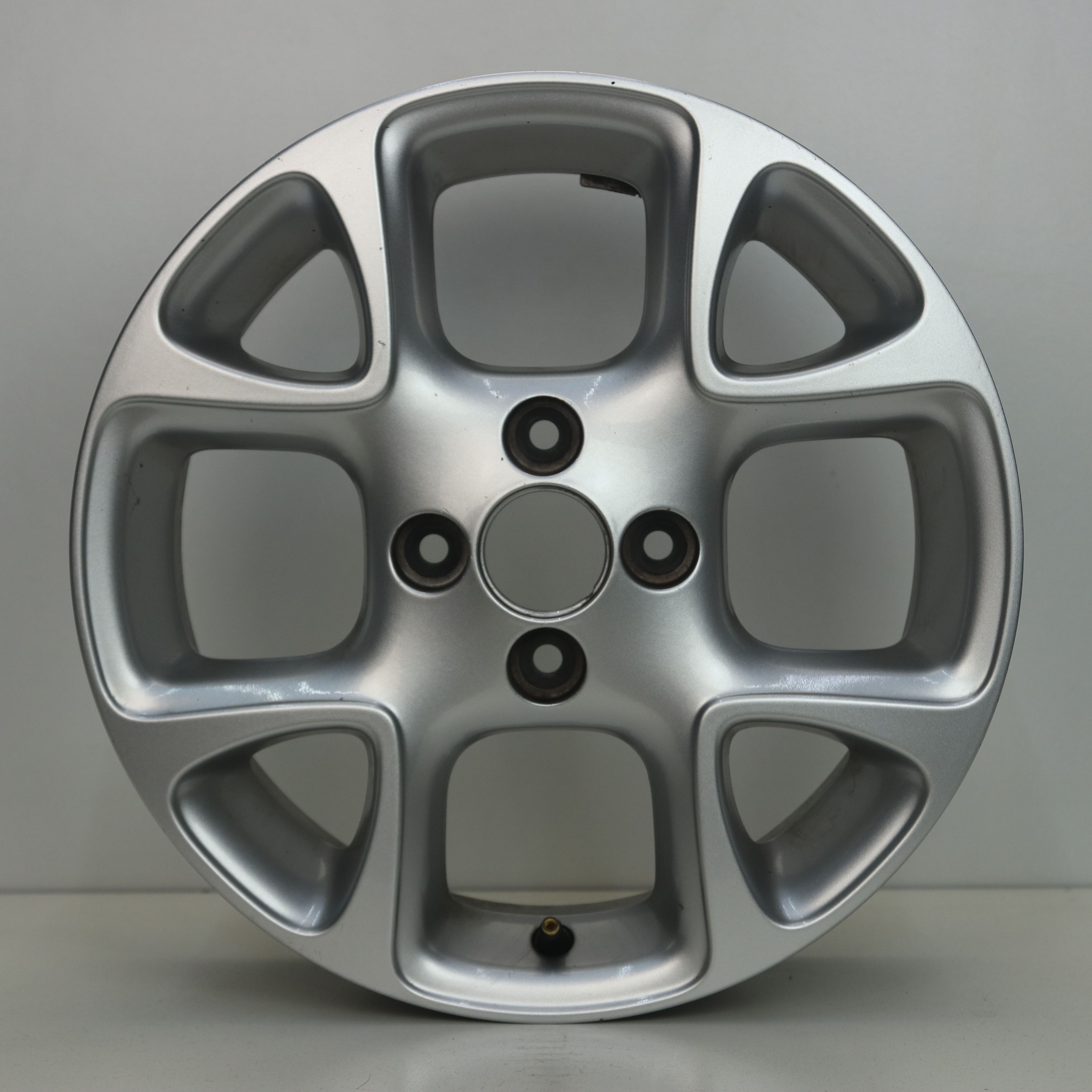 OS1007558 Originele 15 inch lichtmetalen Renault Twingo velgen (Breedset) 5.00X15 4X100 ET38.0 NB60.10 Zilver