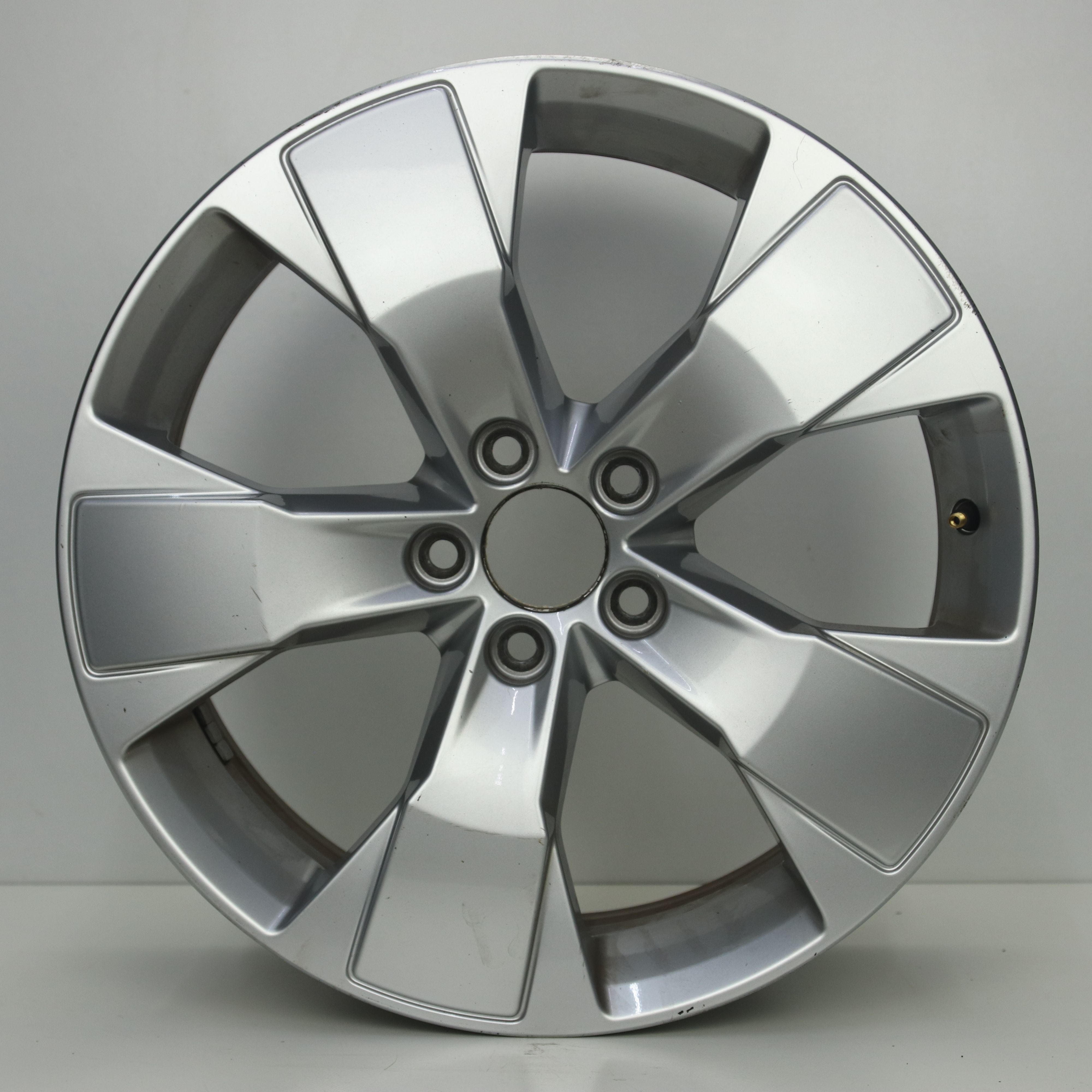 OS1007926 Originele 18 inch lichtmetalen Volvo XC40 velgen 7.50X18 5X108 ET50.5 NB63.40 Zilver