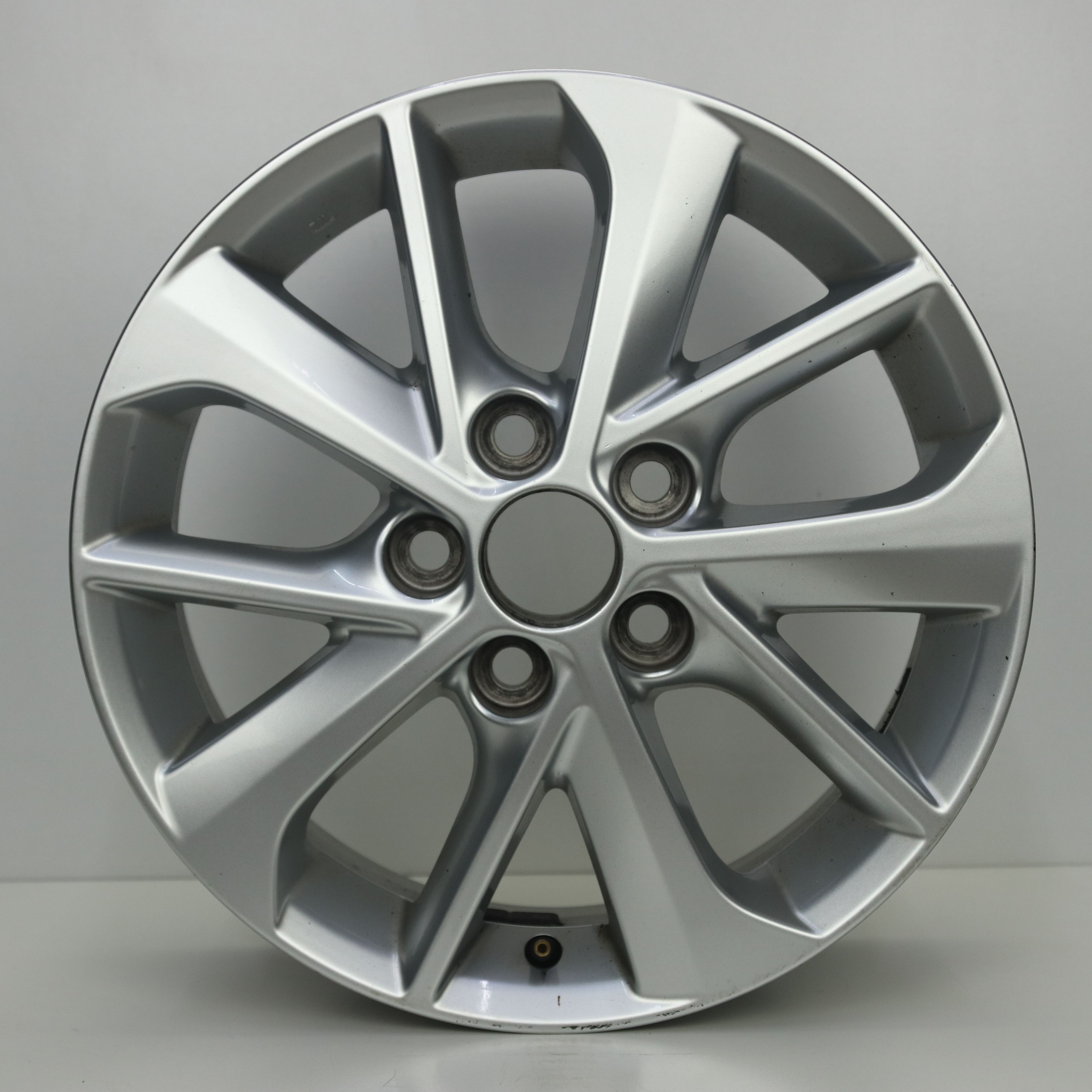 OS1007968 Originele 16 inch lichtmetalen Toyota velgen 6.50X16 5X114.3 ET45.0 NB60.10 Zilver