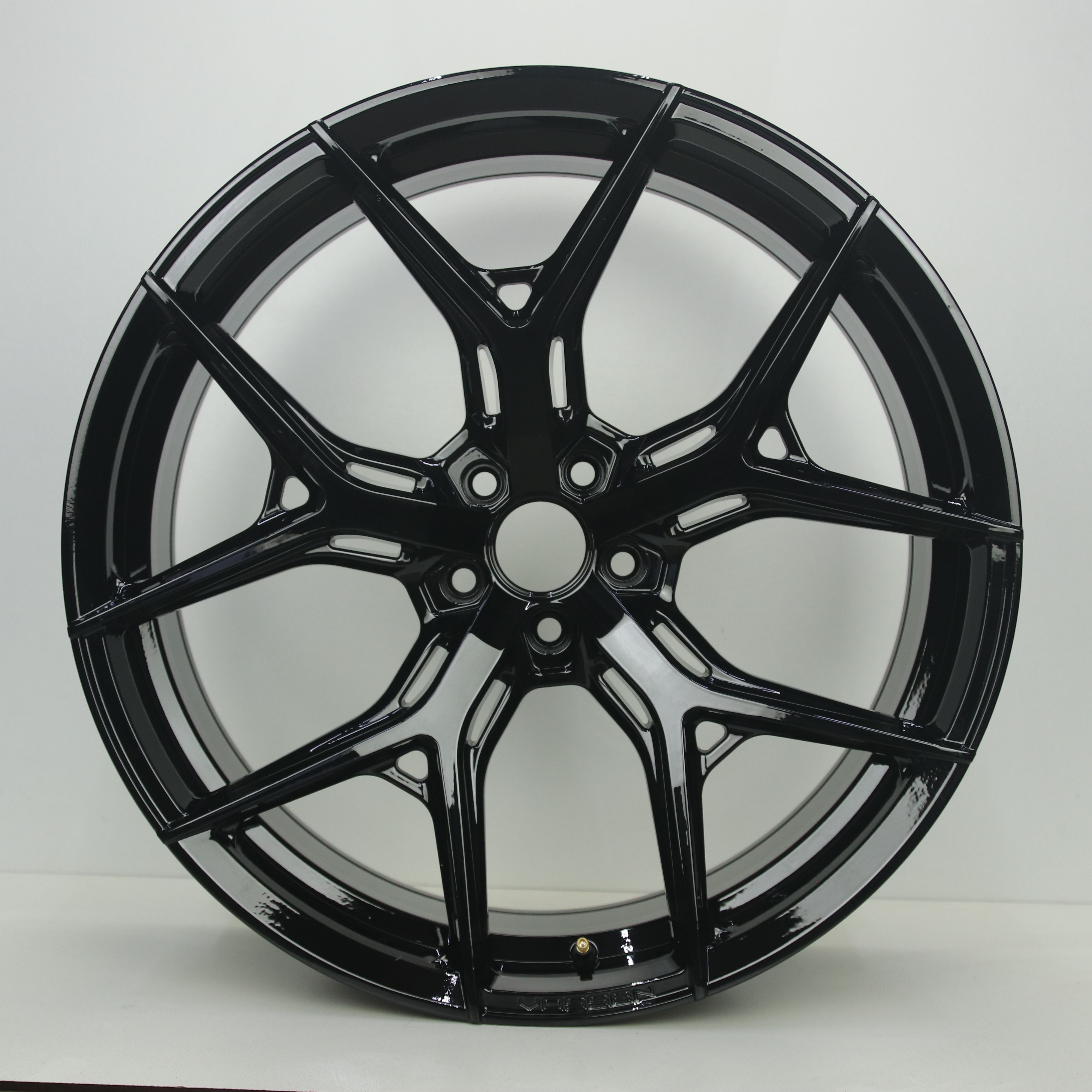 IN1003200 Set 22 inch lichtmetalen Vossen HF-5 velgen (Breedset) 9.50X22 5X112 ET30.0 NB66.60 Zwart
