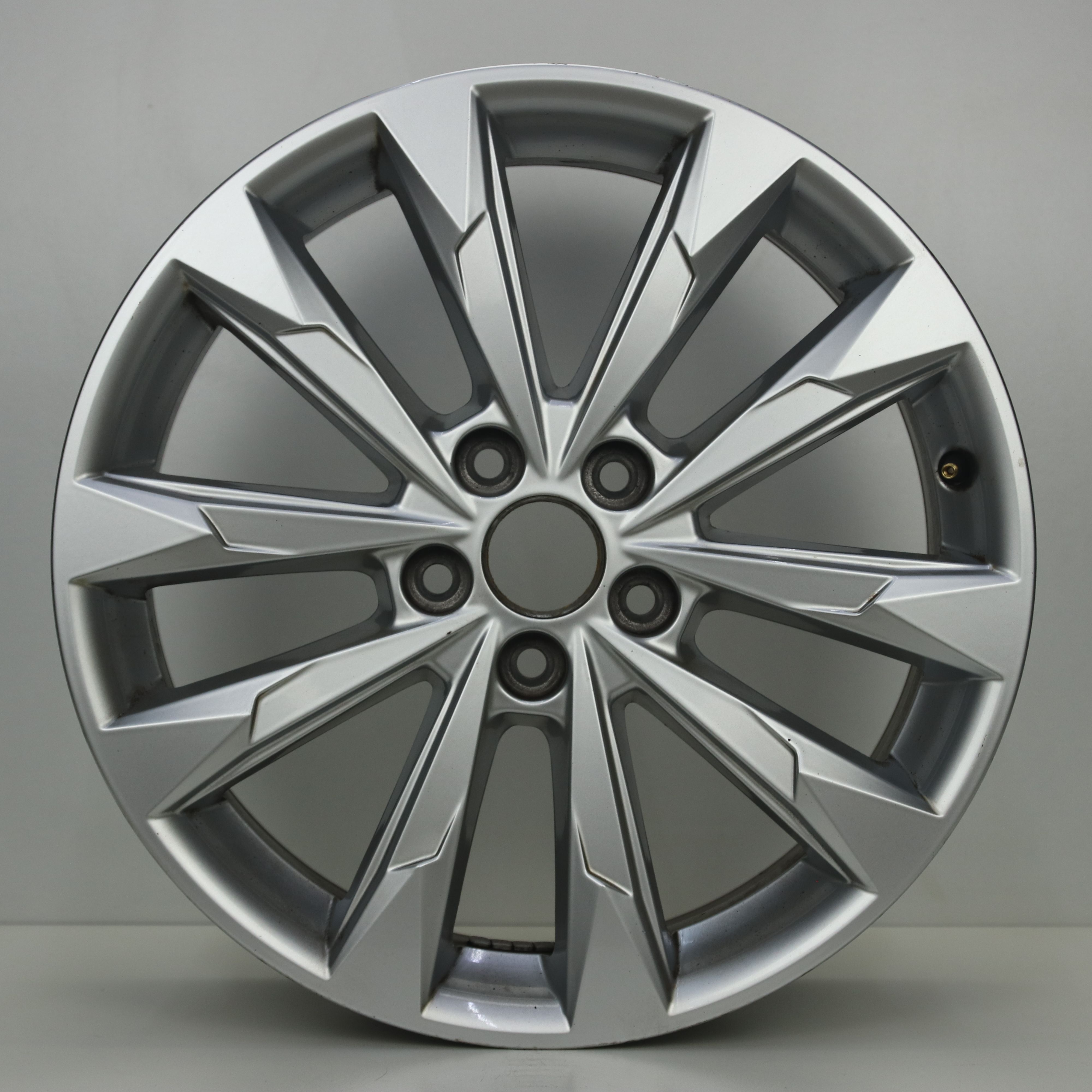 IN1003297 Originele 18 inch lichtmetalen Audi Q3 velgen 7.00X18 5X112 ET43.0 NB57.10 Zilver