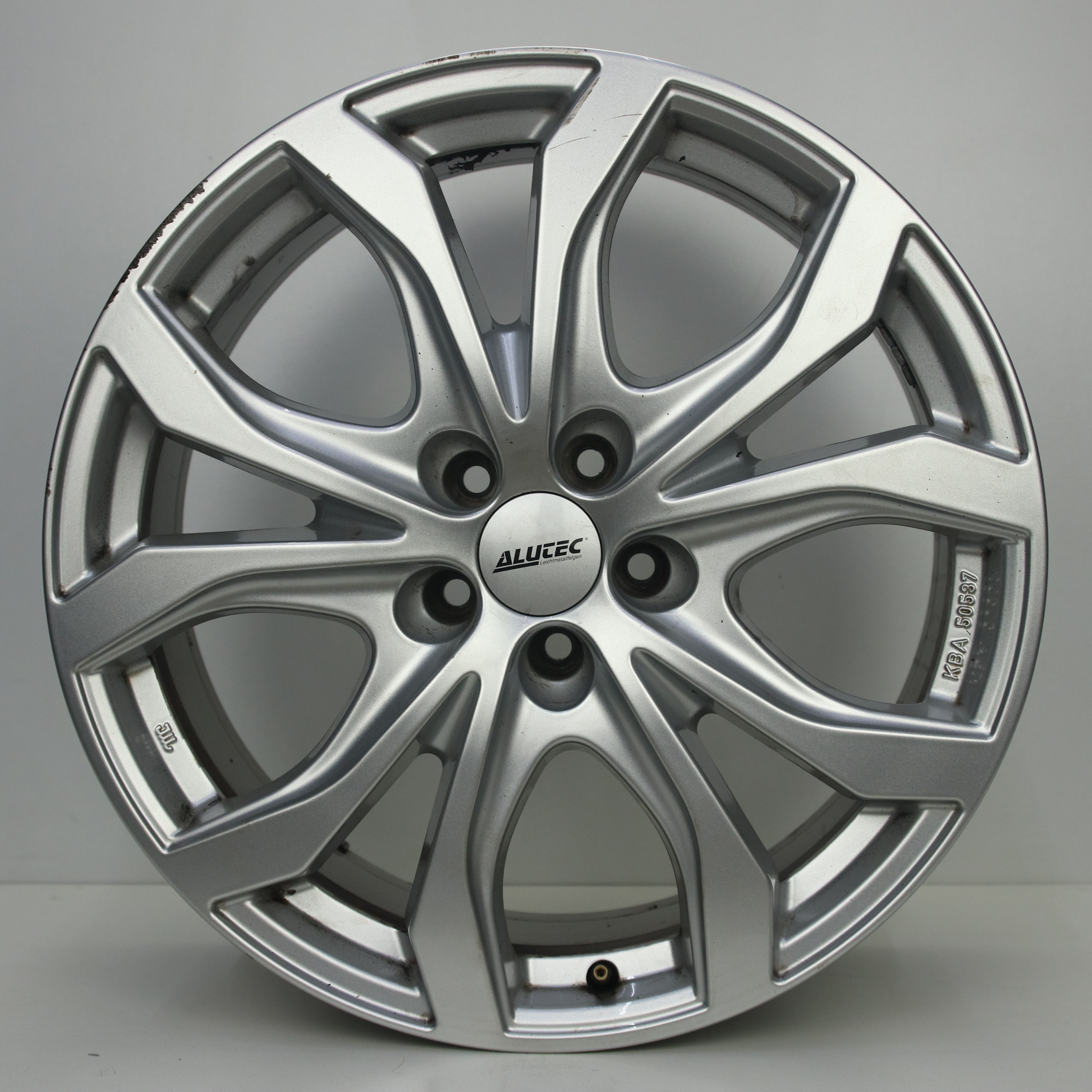 OS1008565 Set 19 inch lichtmetalen Alutec velgen 8.50X19 5X108 ET40.0 NB63.40 Zilver