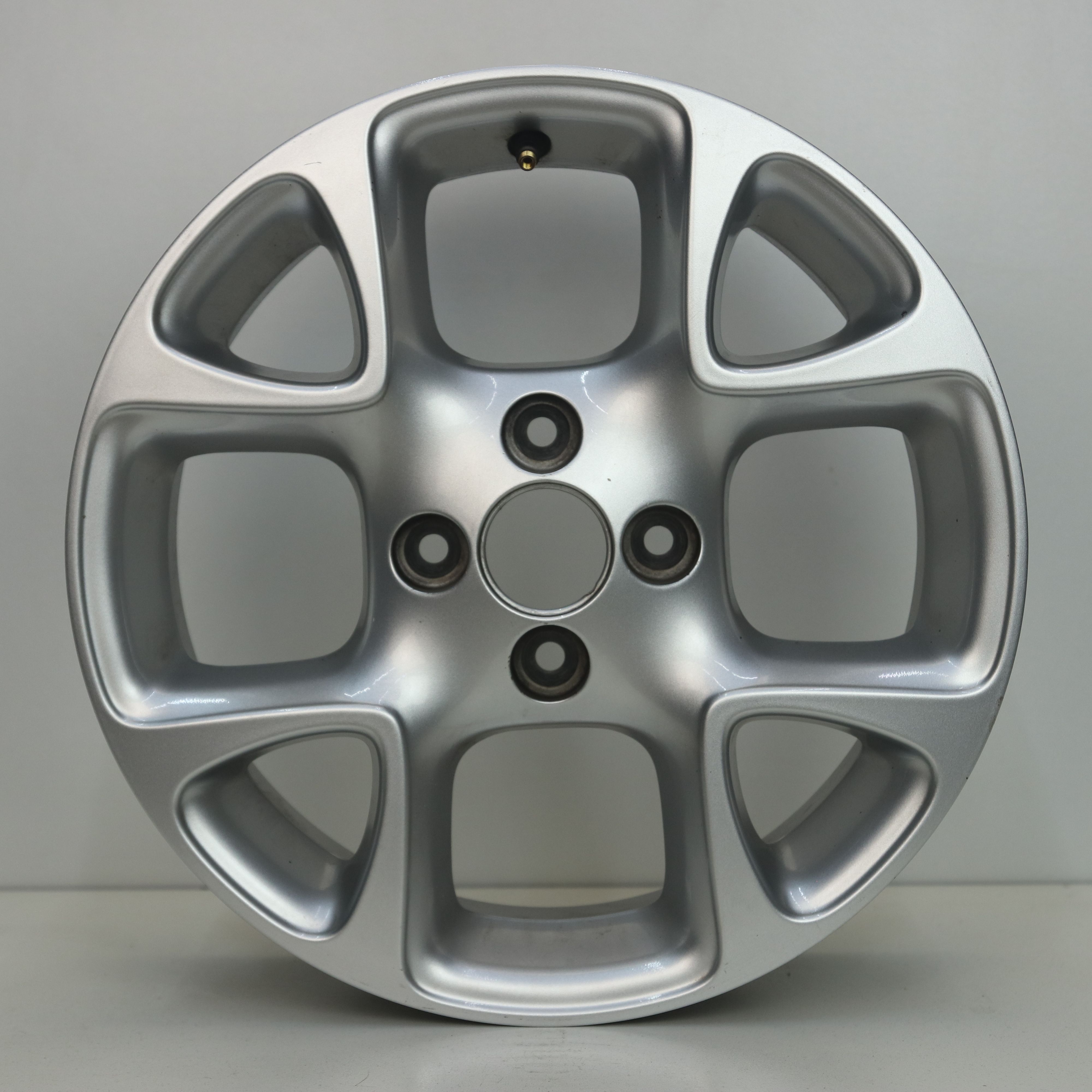 OS1007558 Originele 15 inch lichtmetalen Renault Twingo velgen (Breedset) 5.00X15 4X100 ET38.0 NB60.10 Zilver