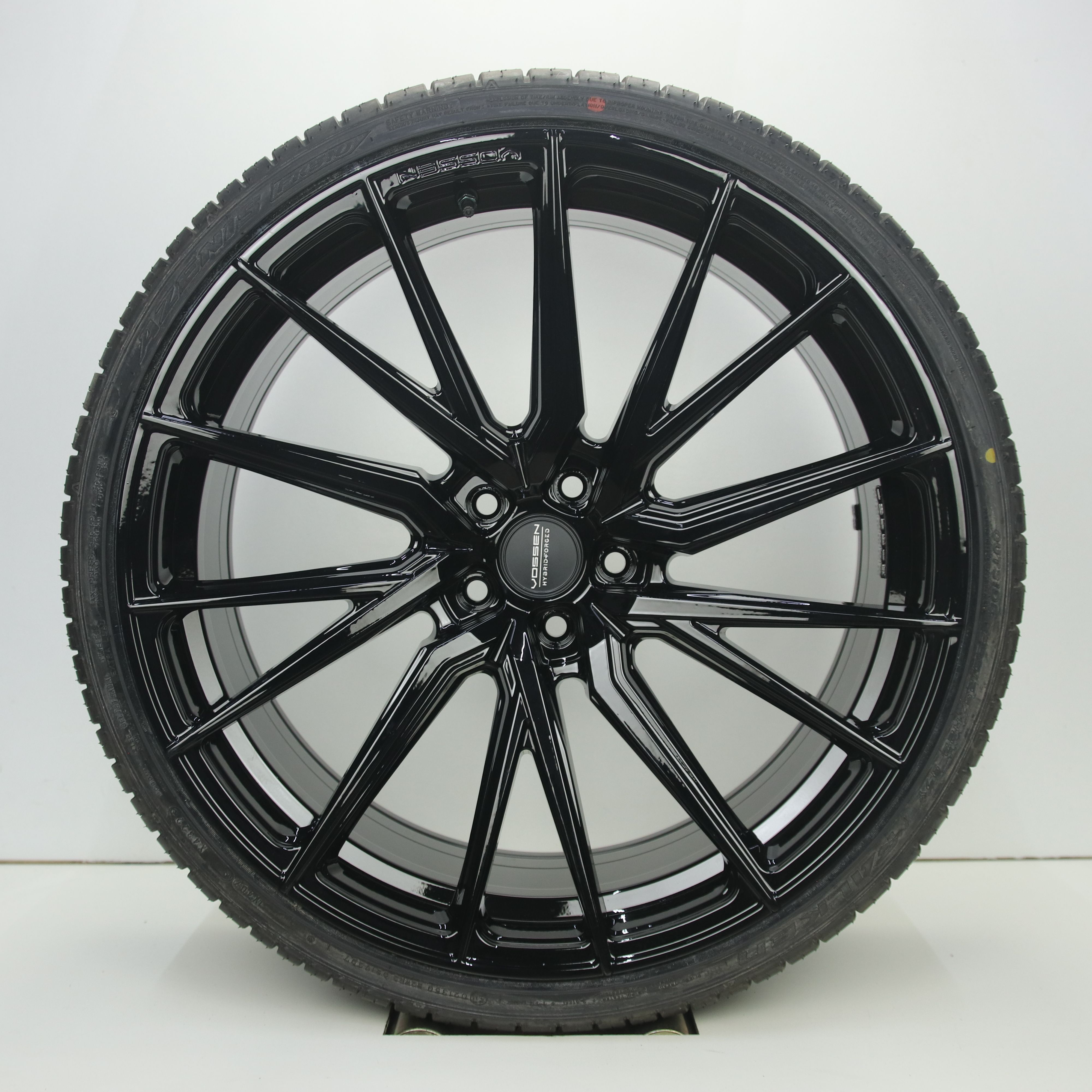 OS1008075 Set 22 inch lichtmetalen Vossen HF-4T velgen (breedset compleet met banden) 9.50X22 5X112 ET30.0 NB66.60 Zwart