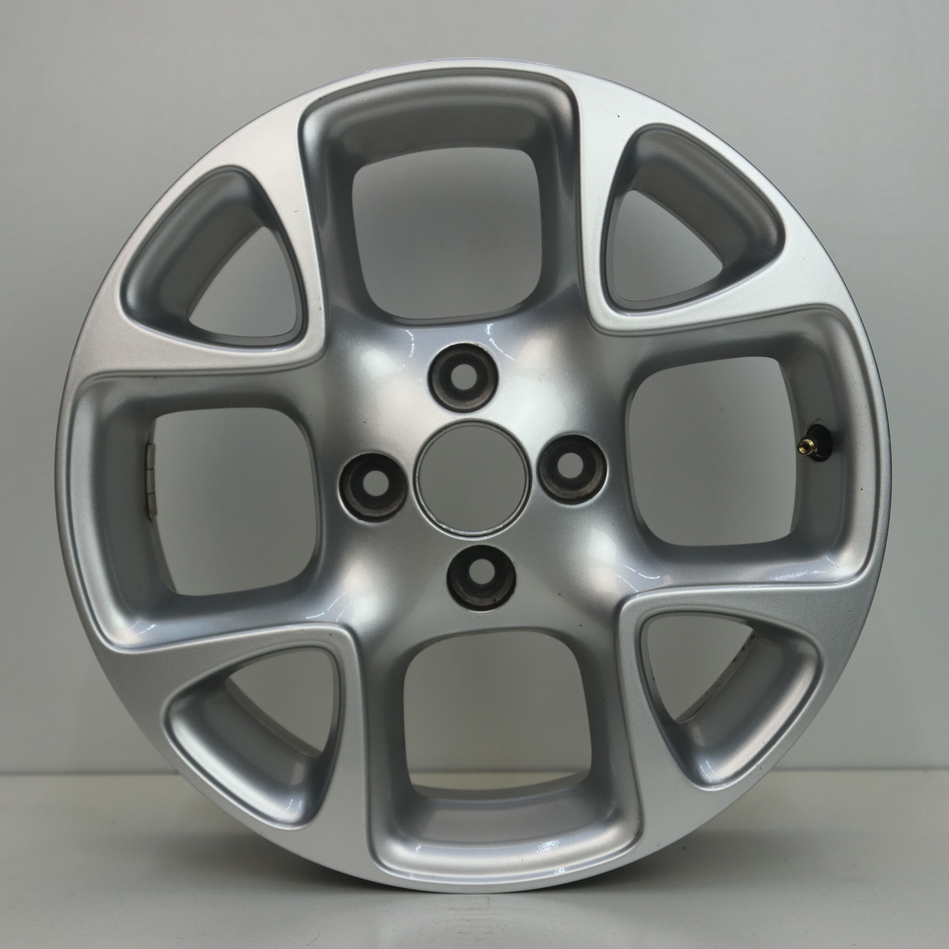 OS1007558 Originele 15 inch lichtmetalen Renault Twingo velgen (Breedset) 5.00X15 4X100 ET38.0 NB60.10 Zilver