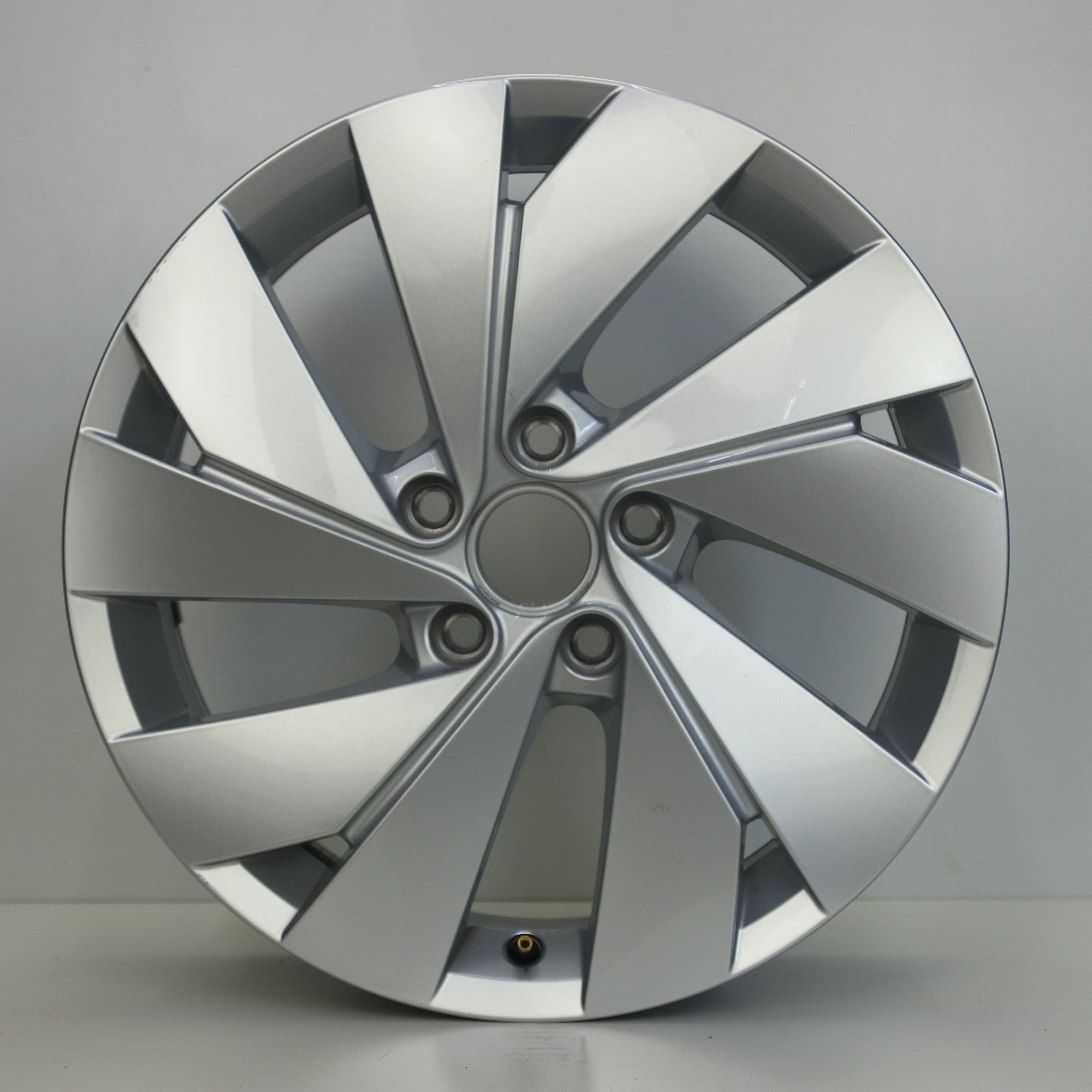 OS1008311 Originele 17 inch lichtmetalen Volkswagen Golf 8 (Belmont) velgen 6.50X17 5X112 ET46.0 NB57.10 Zilver