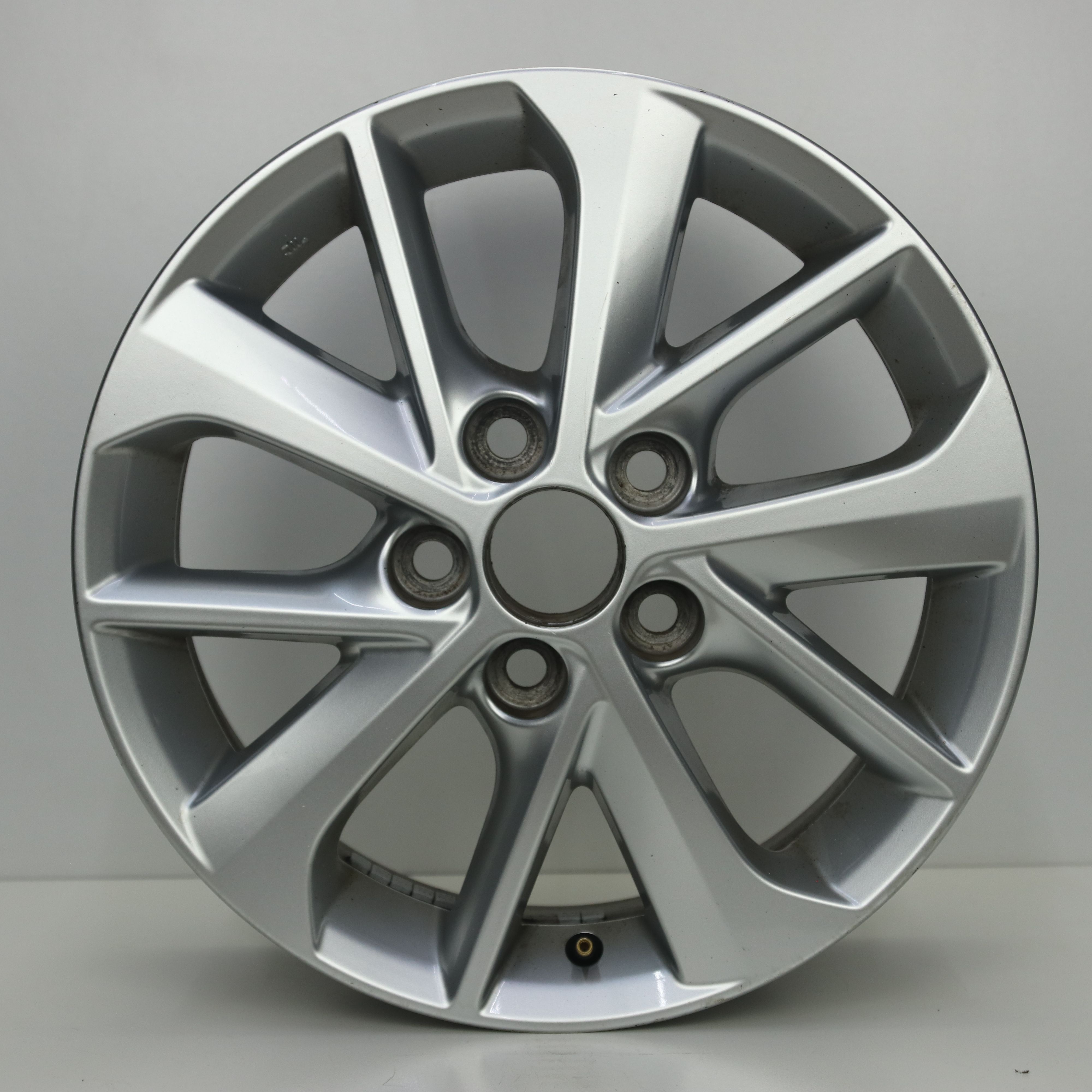 OS1007967 Originele 16 inch lichtmetalen Toyota velgen 6.50X16 5X114.3 ET45.0 NB60.10 Zilver