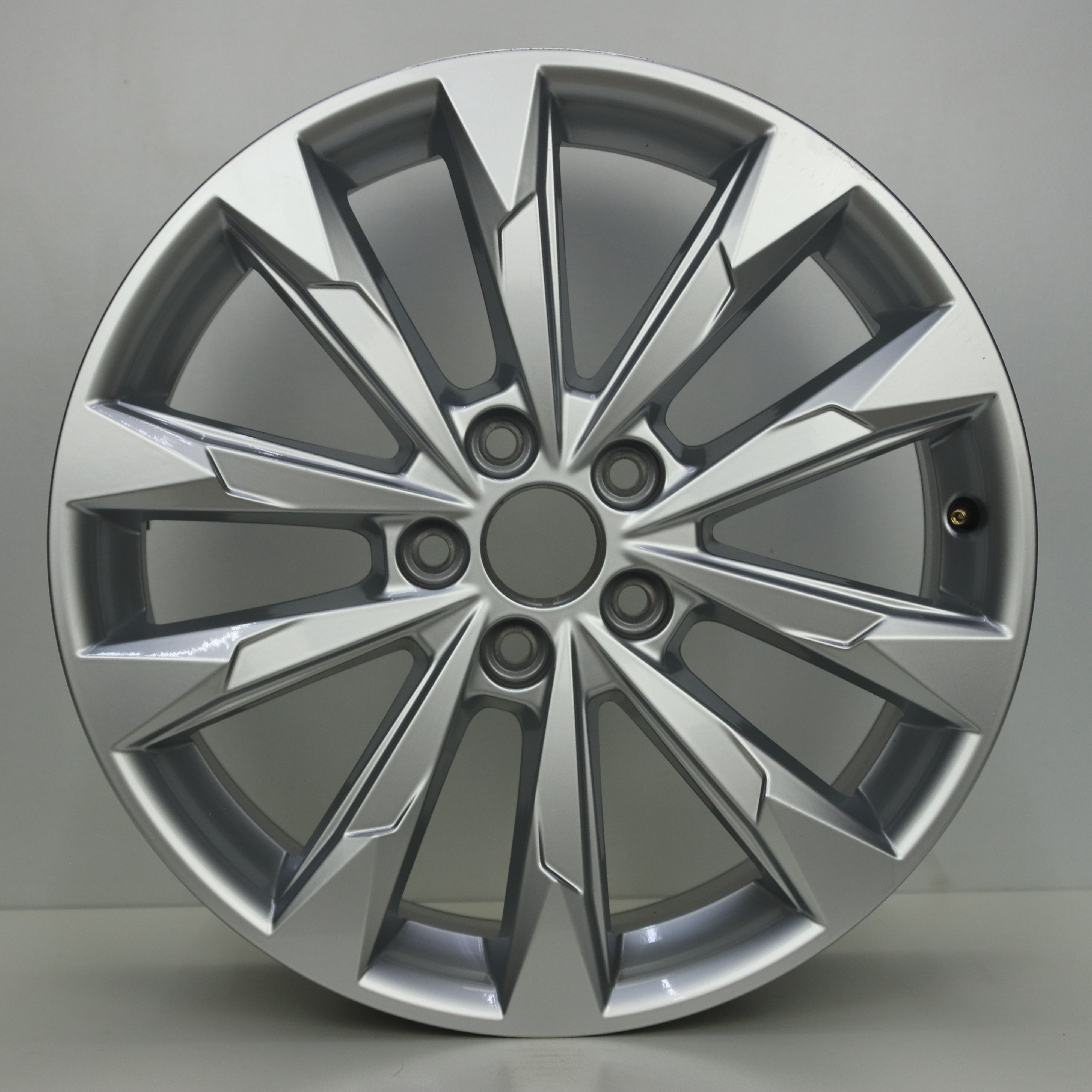 IN1003208 Originele 18 inch lichtmetalen Audi Q3 velgen 7.00X18 5X112 ET43.0 NB57.10 Zilver