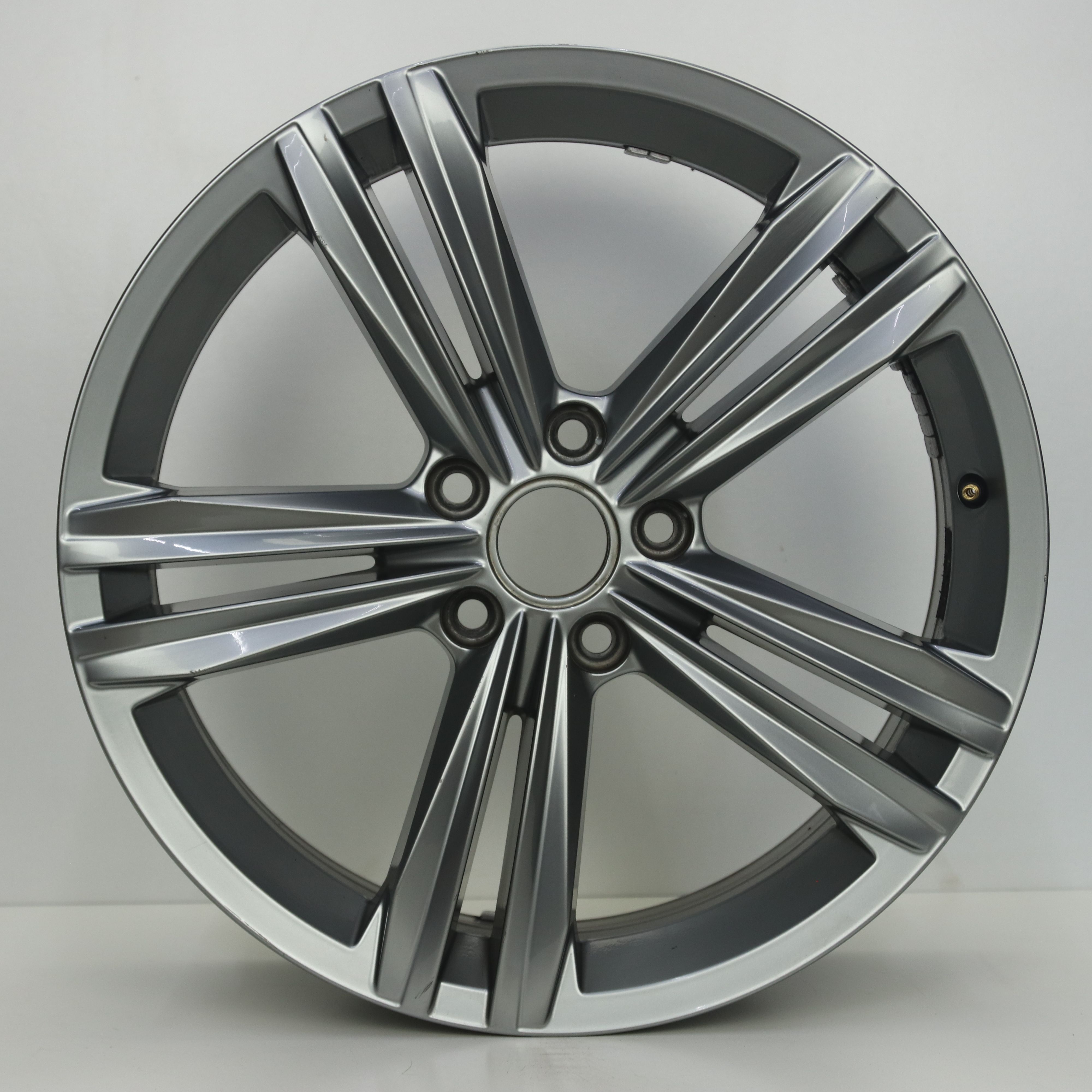 IN1003204 Originele 18 inch lichtmetalen Volkswagen T-Roc (Sebring) velgen 7.00X18 5X112 ET45.0 NB57.10 Antraciet