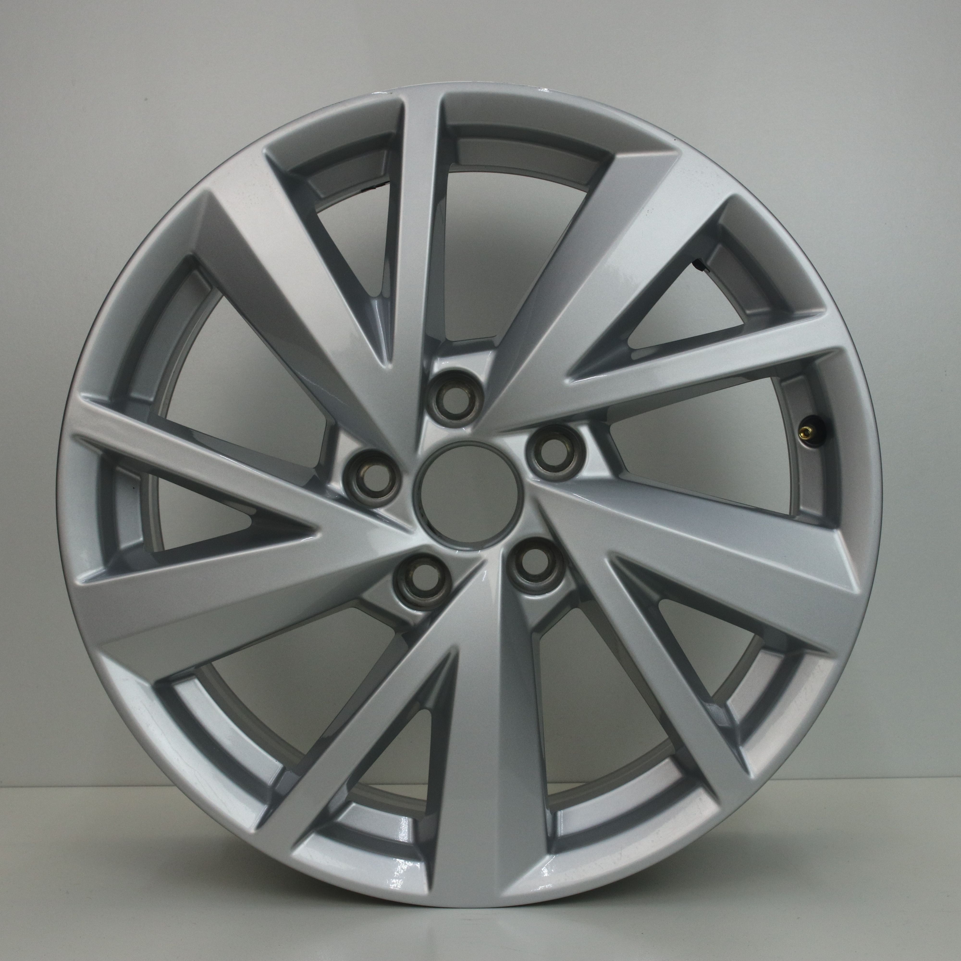OS1004536 Originele 17 inch lichtmetalen Audi Q2 velgen 7.00X17 5X112 ET45.0 NB57.10 Zilver