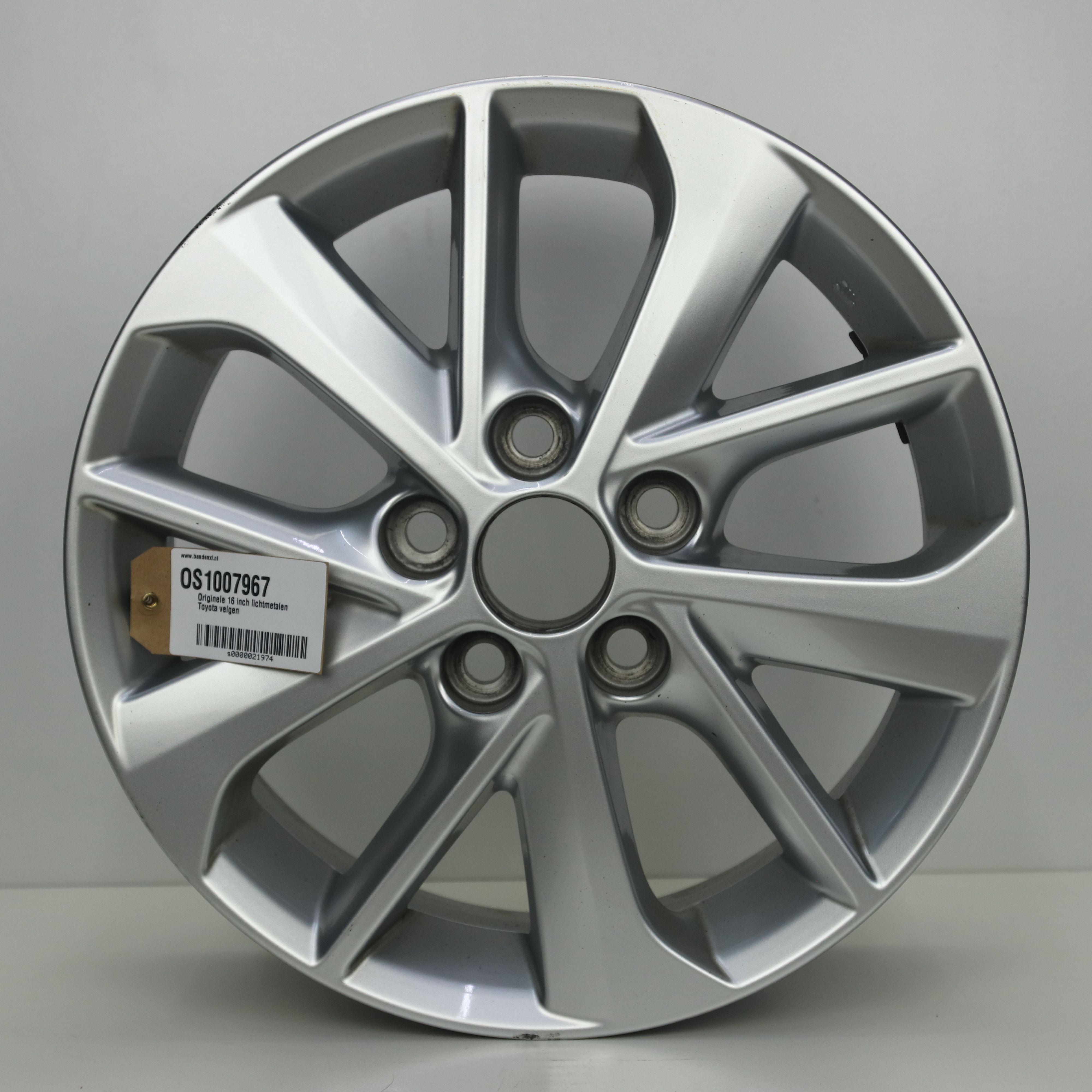 OS1007967 Originele 16 inch lichtmetalen Toyota velgen 6.50X16 5X114.3 ET45.0 NB60.10 Zilver