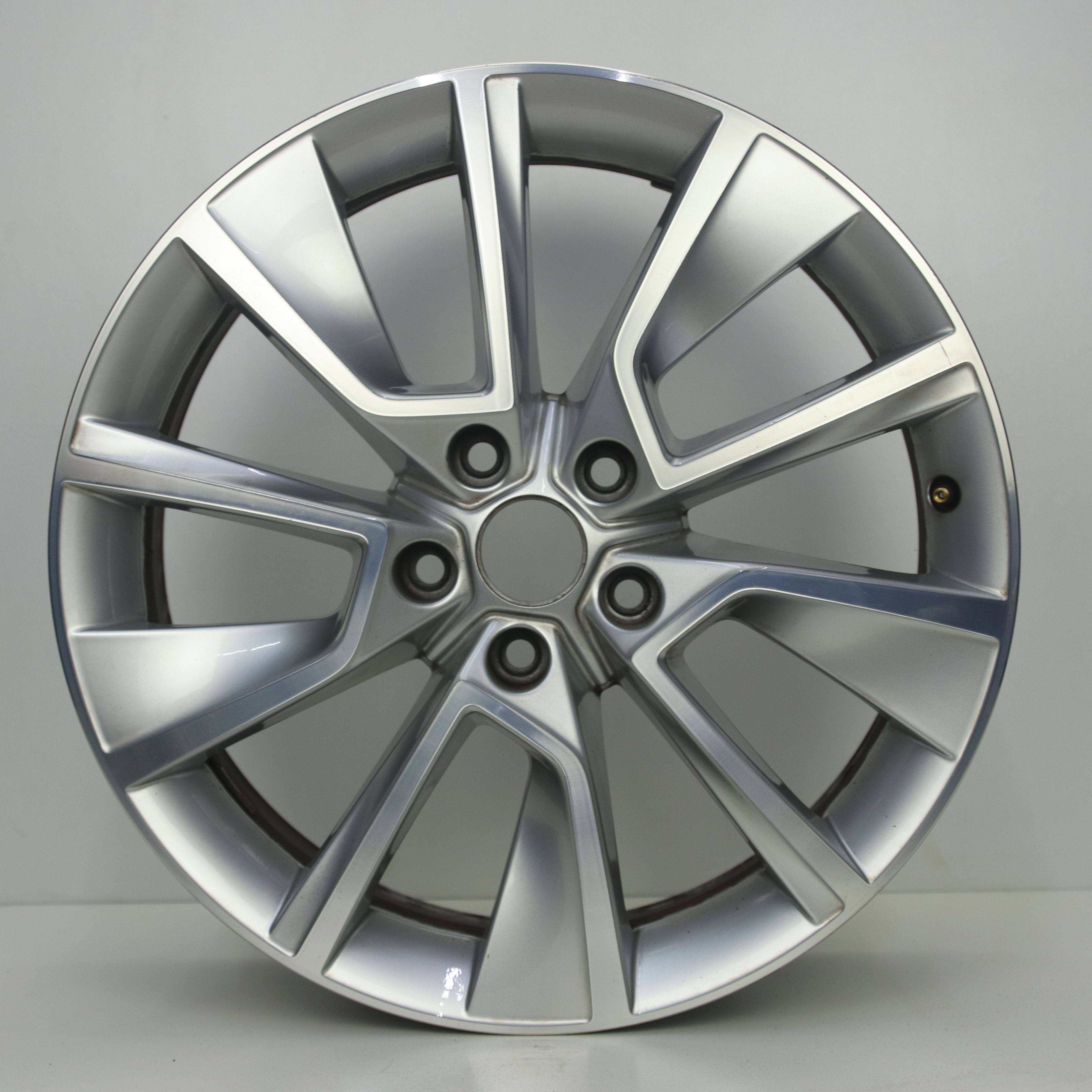 OS1008294 Originele 18 inch lichtmetalen Skoda Karoq velgen 7.00X18 5X112 ET45.0 NB57.10 Zilver gepolijst