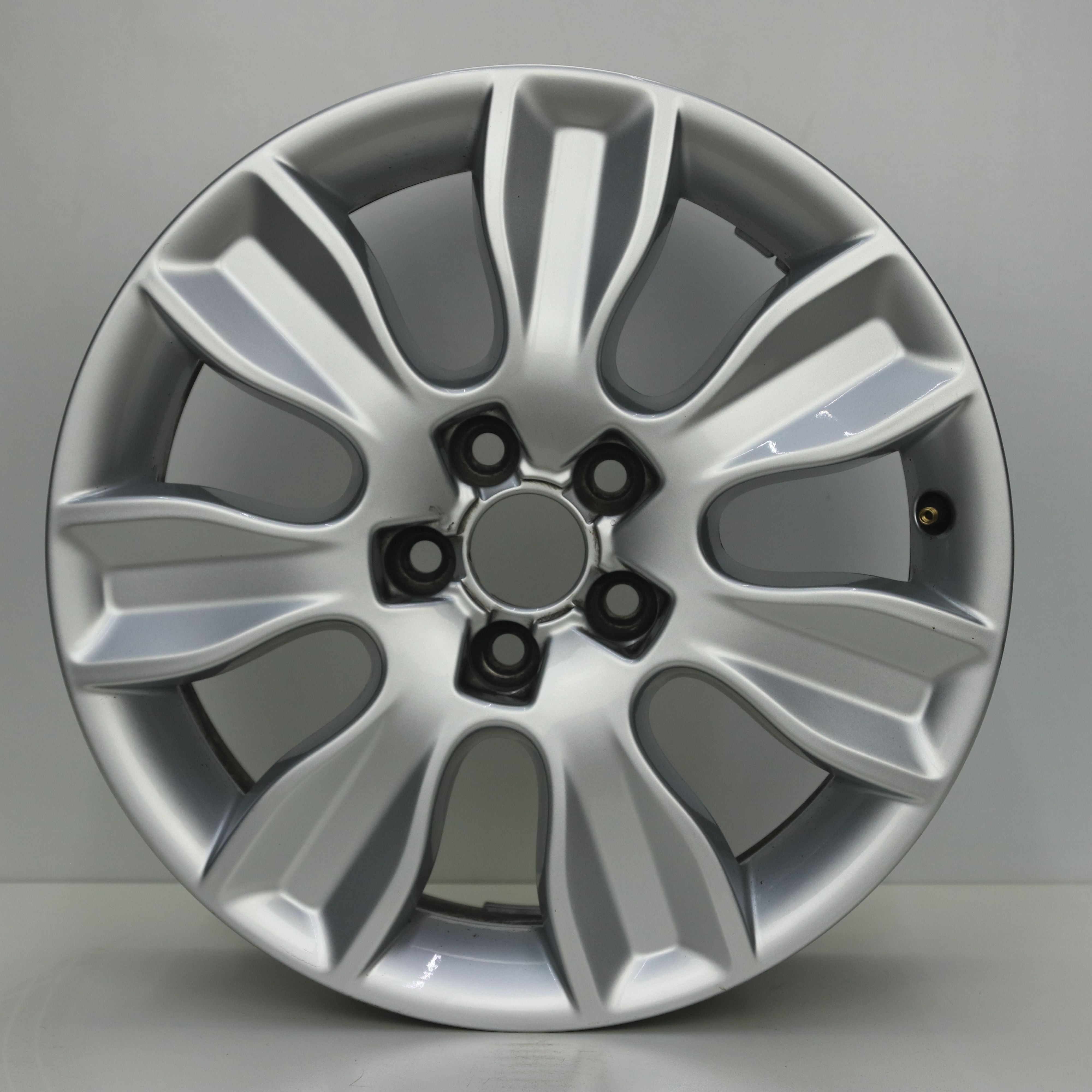 OS1008069 Originele 16 inbch lichtmetalen Audi A1 velgen 6.00X16 5X100 ET30.0 NB57.10 Zilver