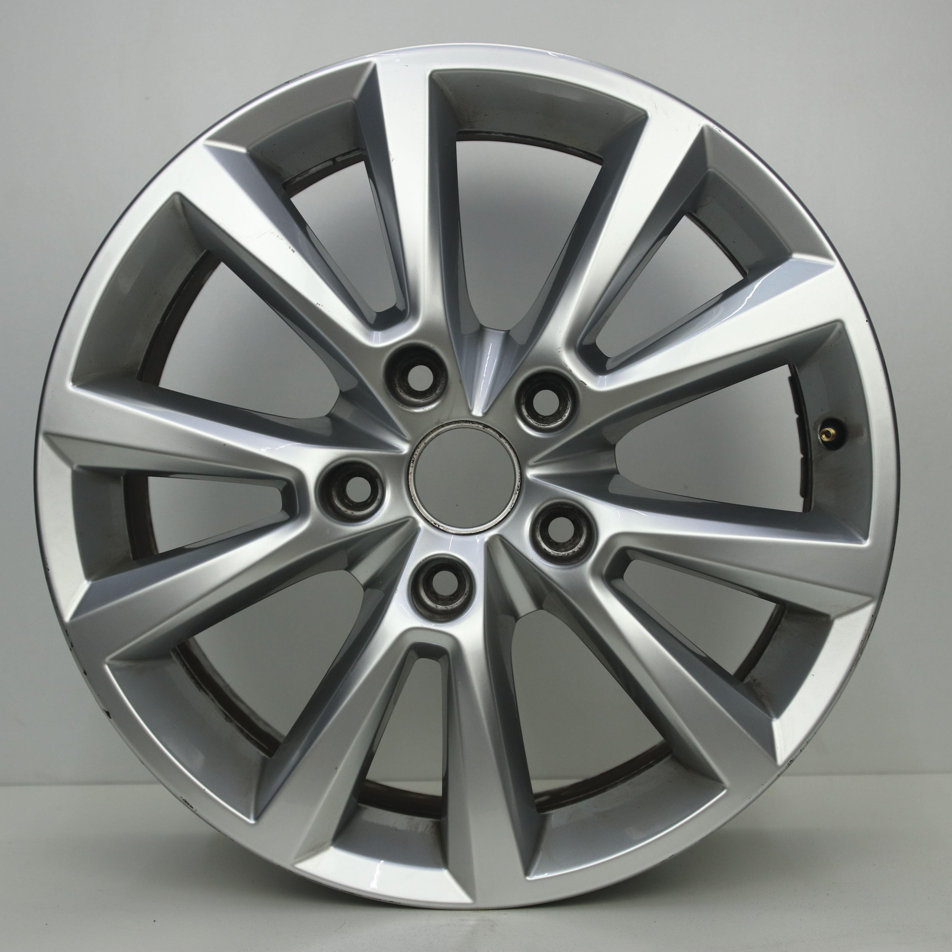 OS1008295 Originele 18 inch lichtmetalen Volkswagen Touareg (Karakum) velgen 8.00X18 5X130 ET58.0 NB71.60 Zilver