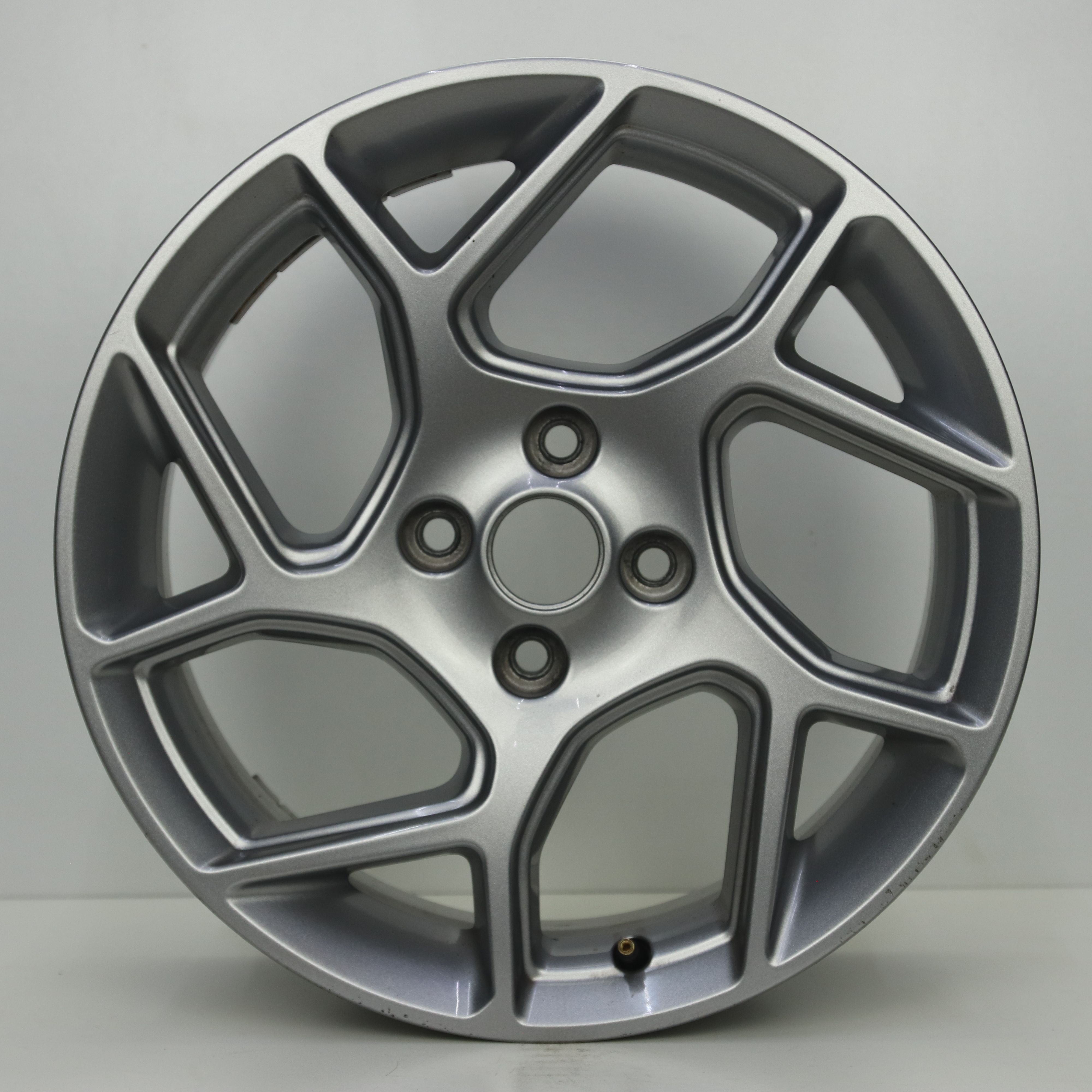 OS1008378 Originele 17 inch lichtmetalen Ford Fiesta velgen 7.50X17 4X108 ET42.5 NB63.40 Zilver