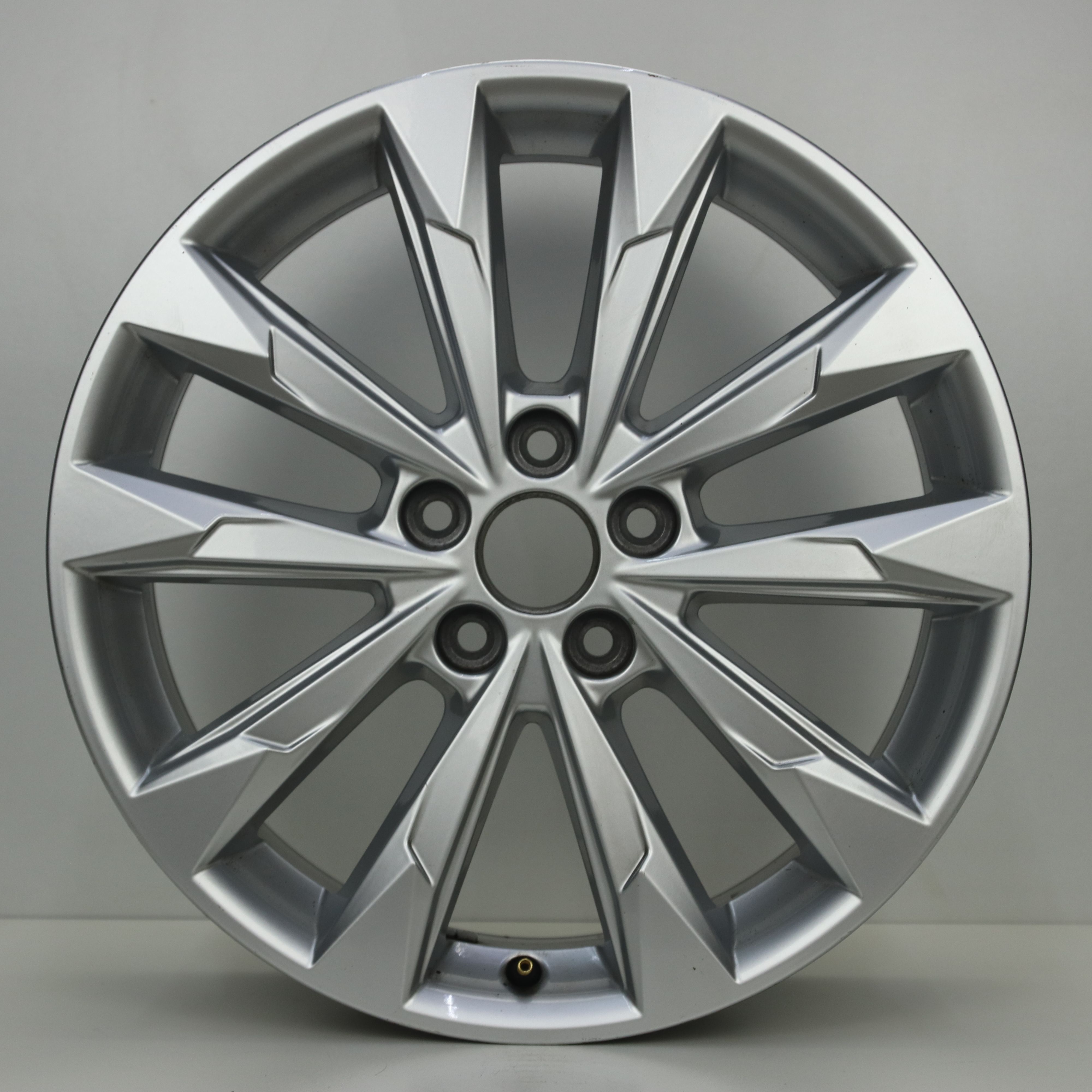 IN1003297 Originele 18 inch lichtmetalen Audi Q3 velgen 7.00X18 5X112 ET43.0 NB57.10 Zilver