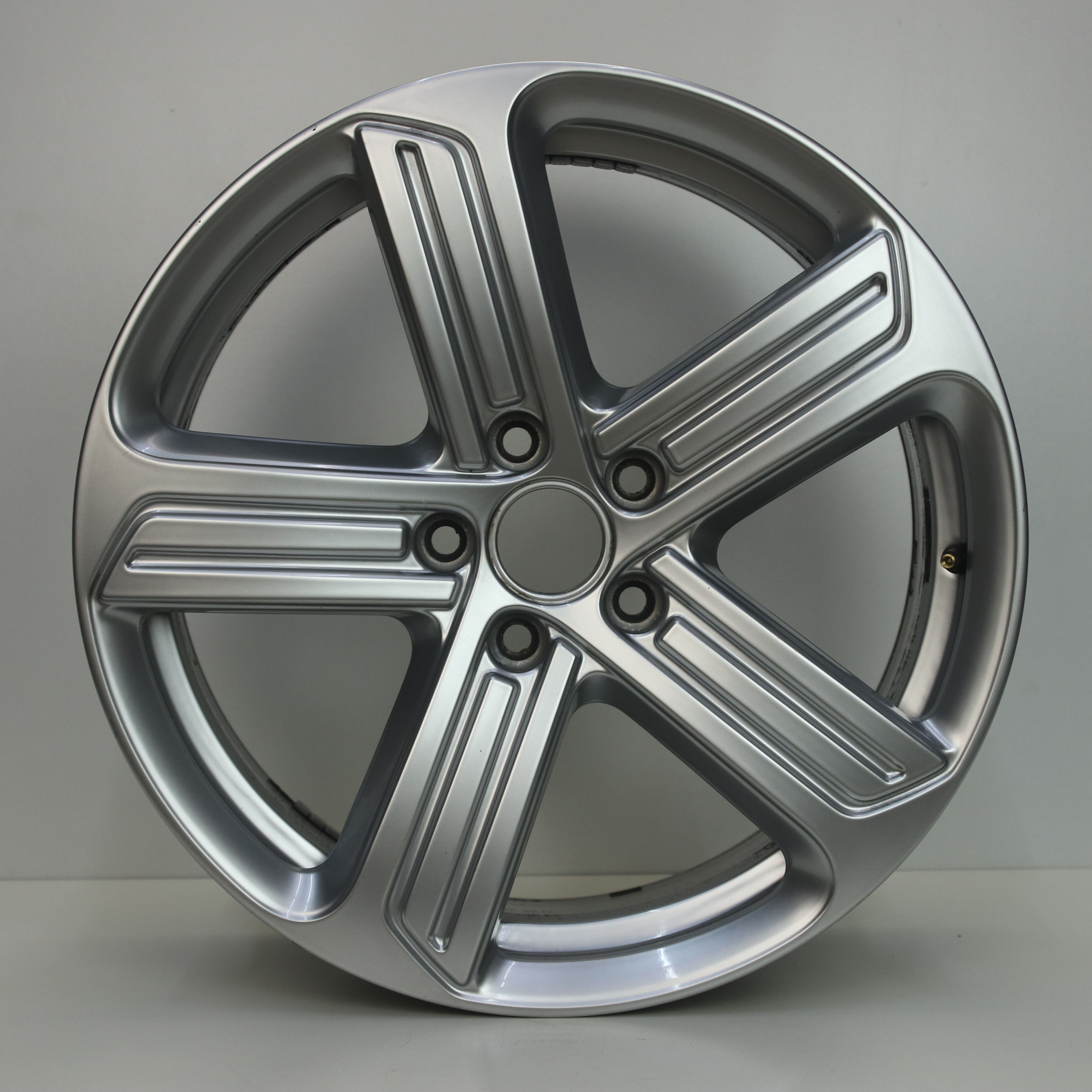 IN1002920 Originele 18 inch lichtmetalen Volkswagen Golf velgen (Cadiz) 7.50X18 5X112 ET49.0 NB57.10 Zilver