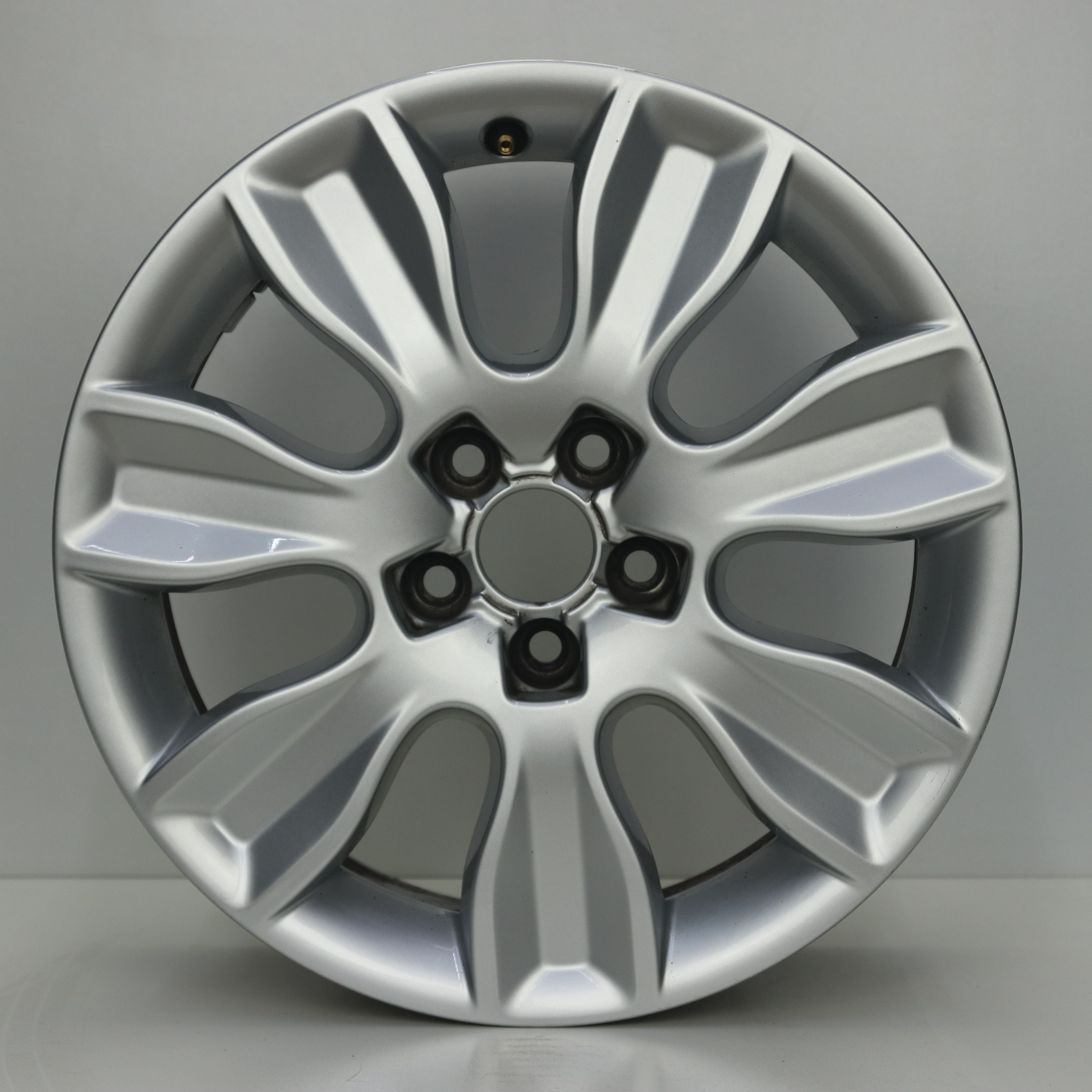 OS1008069 Originele 16 inbch lichtmetalen Audi A1 velgen 6.00X16 5X100 ET30.0 NB57.10 Zilver