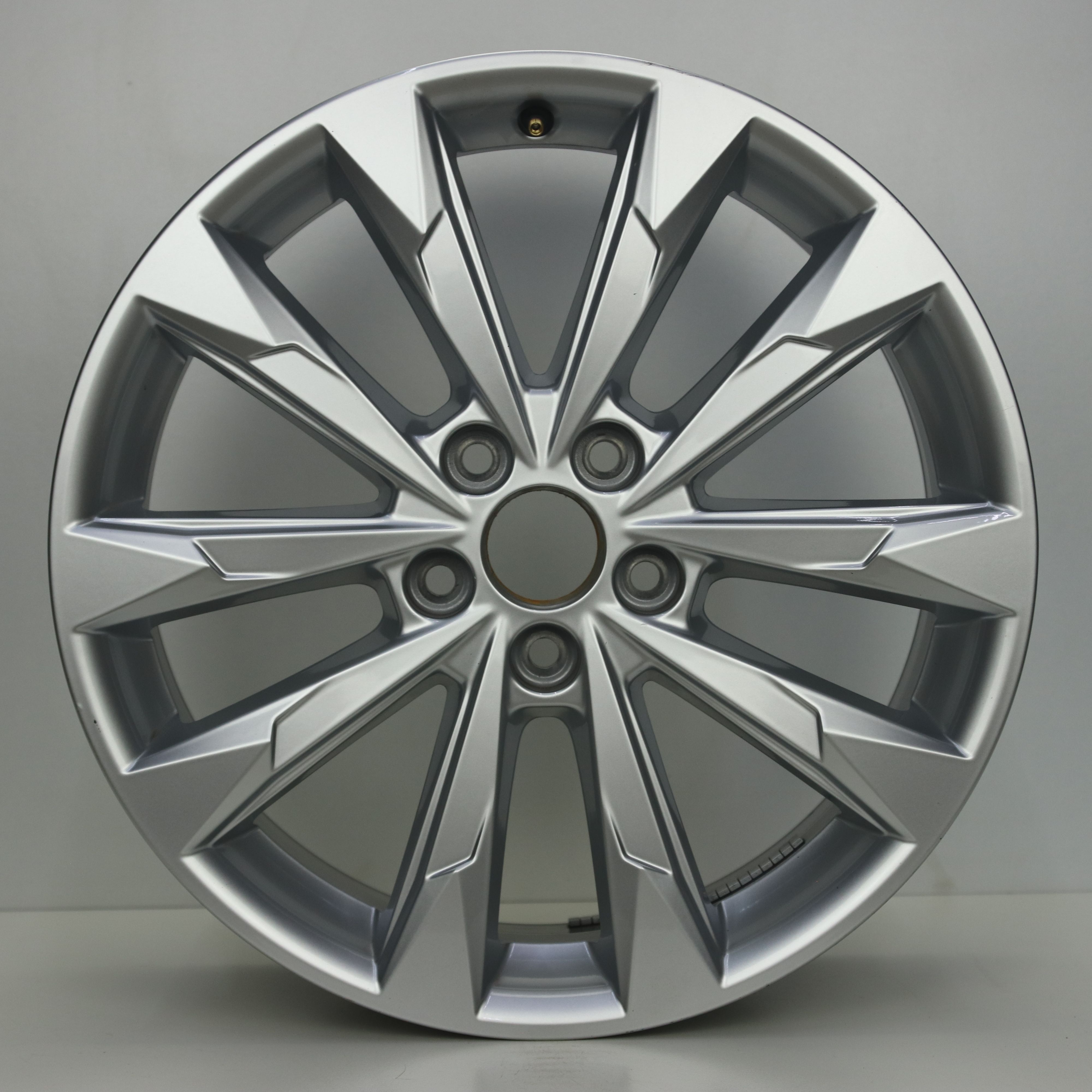IN1003208 Originele 18 inch lichtmetalen Audi Q3 velgen 7.00X18 5X112 ET43.0 NB57.10 Zilver