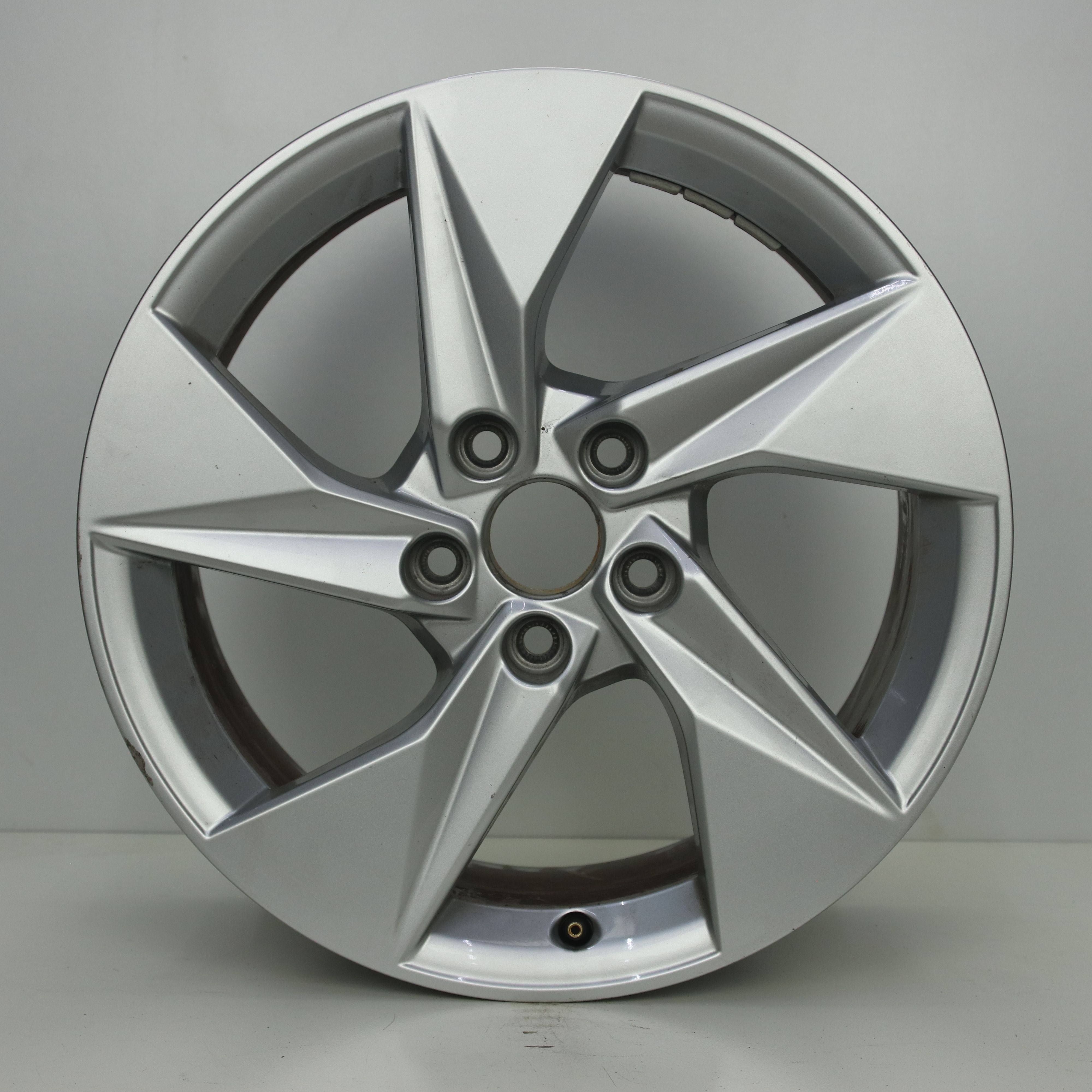 OS1008230 Originele 17 inch lichtmetalen Audi A3 velgen 8.00X17 5X112 ET46.0 NB57.10 Zilver