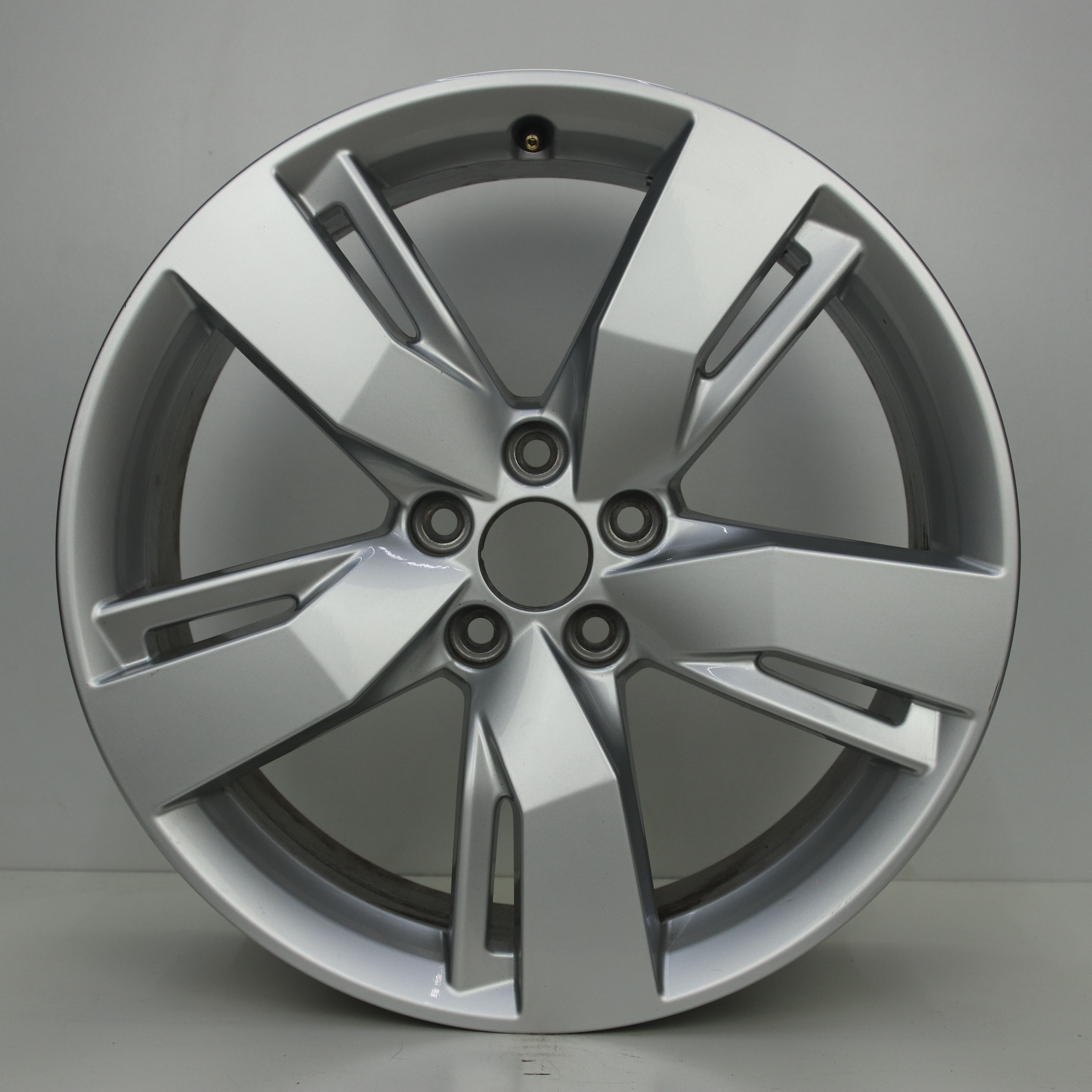OS1008231 Originele 19 inch lichtmetalen Audi Q5 velgen 8.00X19 5X112 ET39.0 NB66.60 Zilver