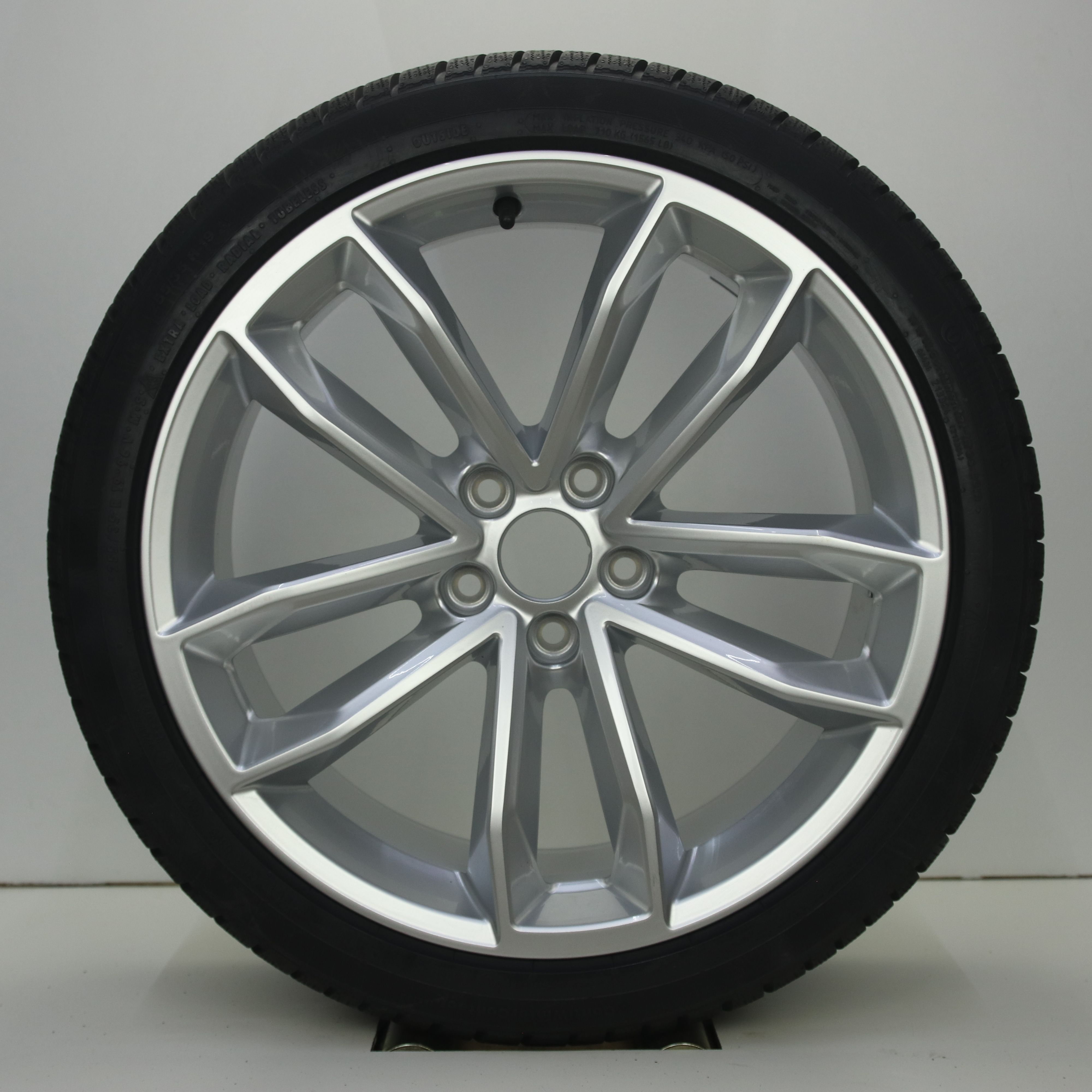 OS1008455 Originele 19 inch lichtmetalen Audi A5 velgen 8.50X19 5X112 ET32.0 NB66.60 Zilver