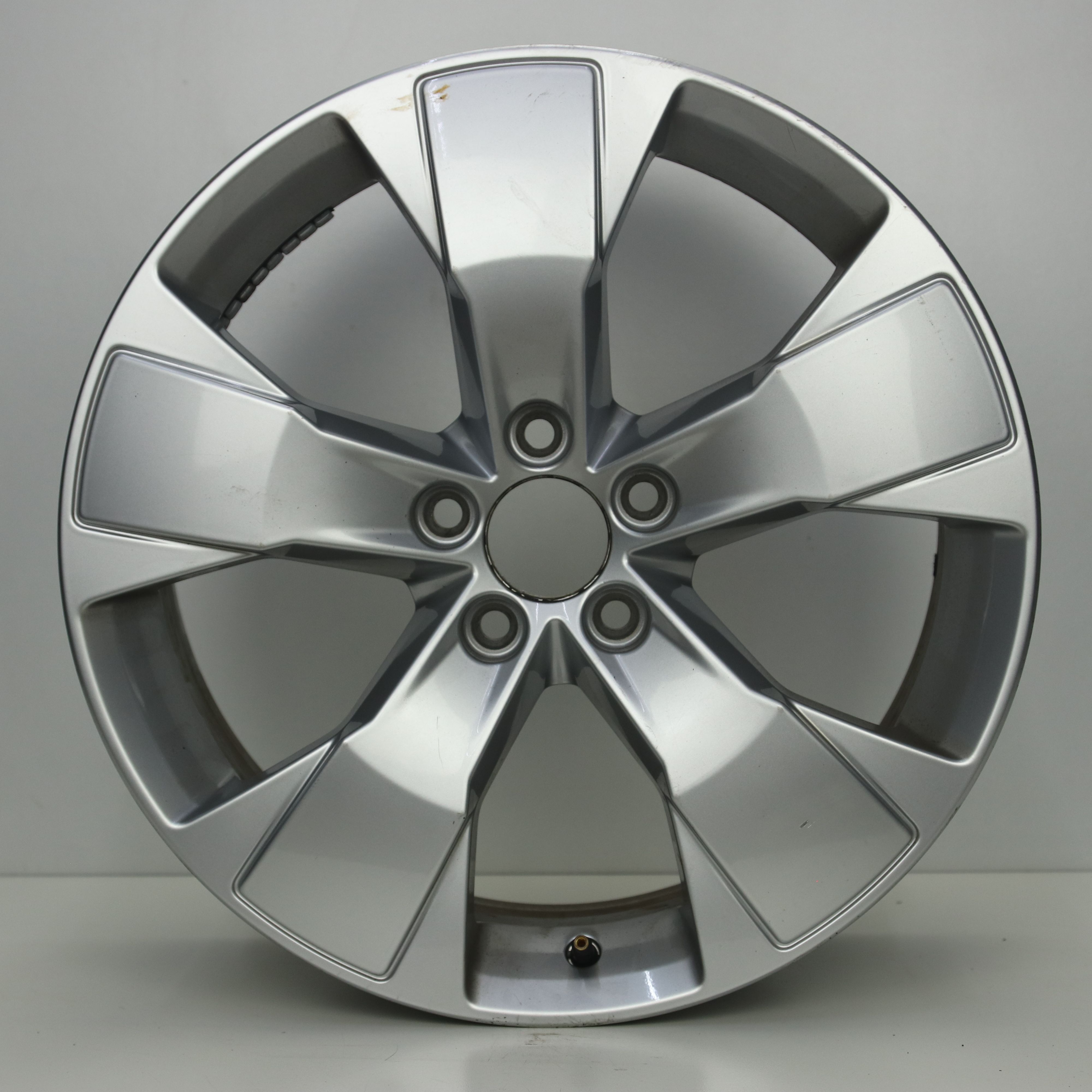 OS1007926 Originele 18 inch lichtmetalen Volvo XC40 velgen 7.50X18 5X108 ET50.5 NB63.40 Zilver