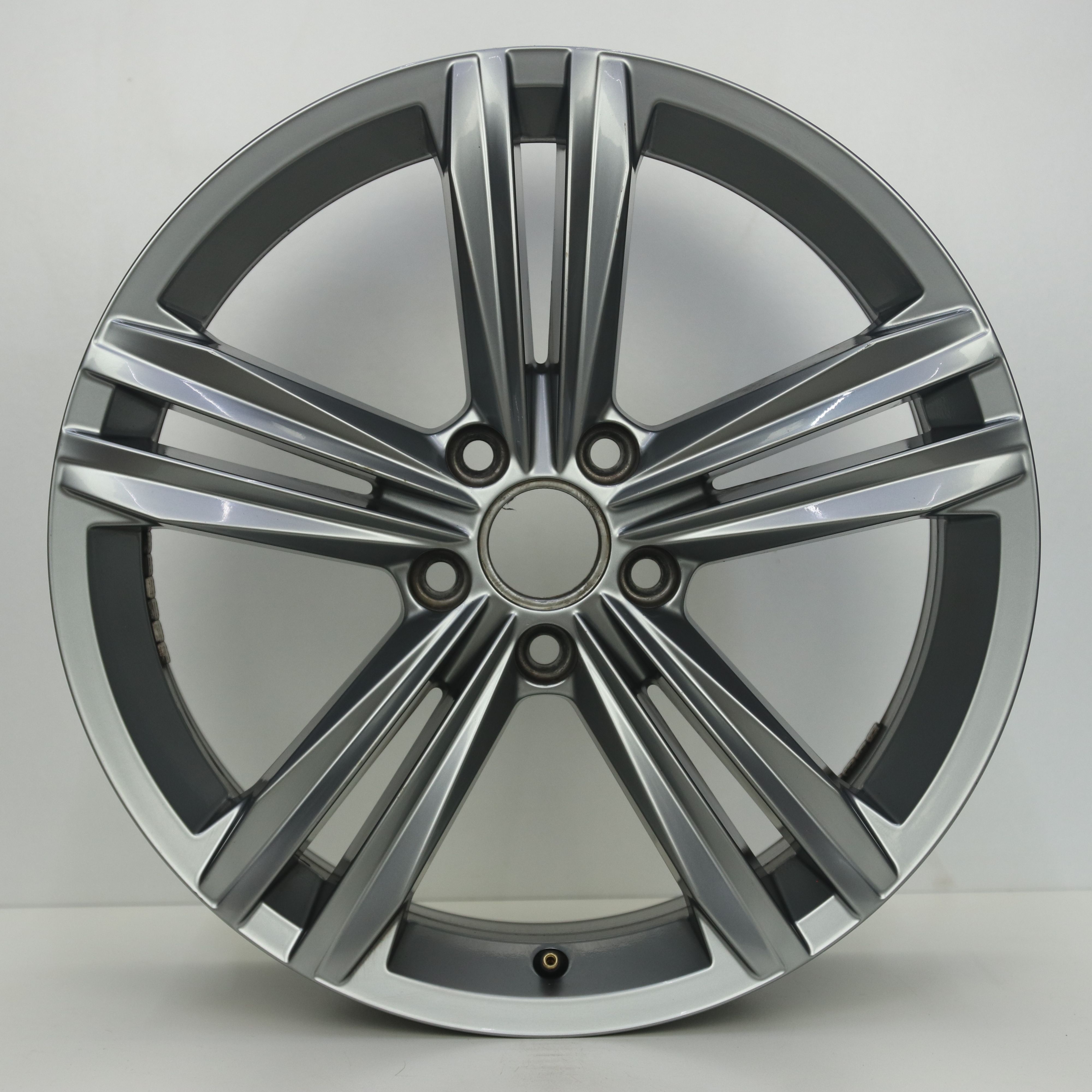 IN1003204 Originele 18 inch lichtmetalen Volkswagen T-Roc (Sebring) velgen 7.00X18 5X112 ET45.0 NB57.10 Antraciet