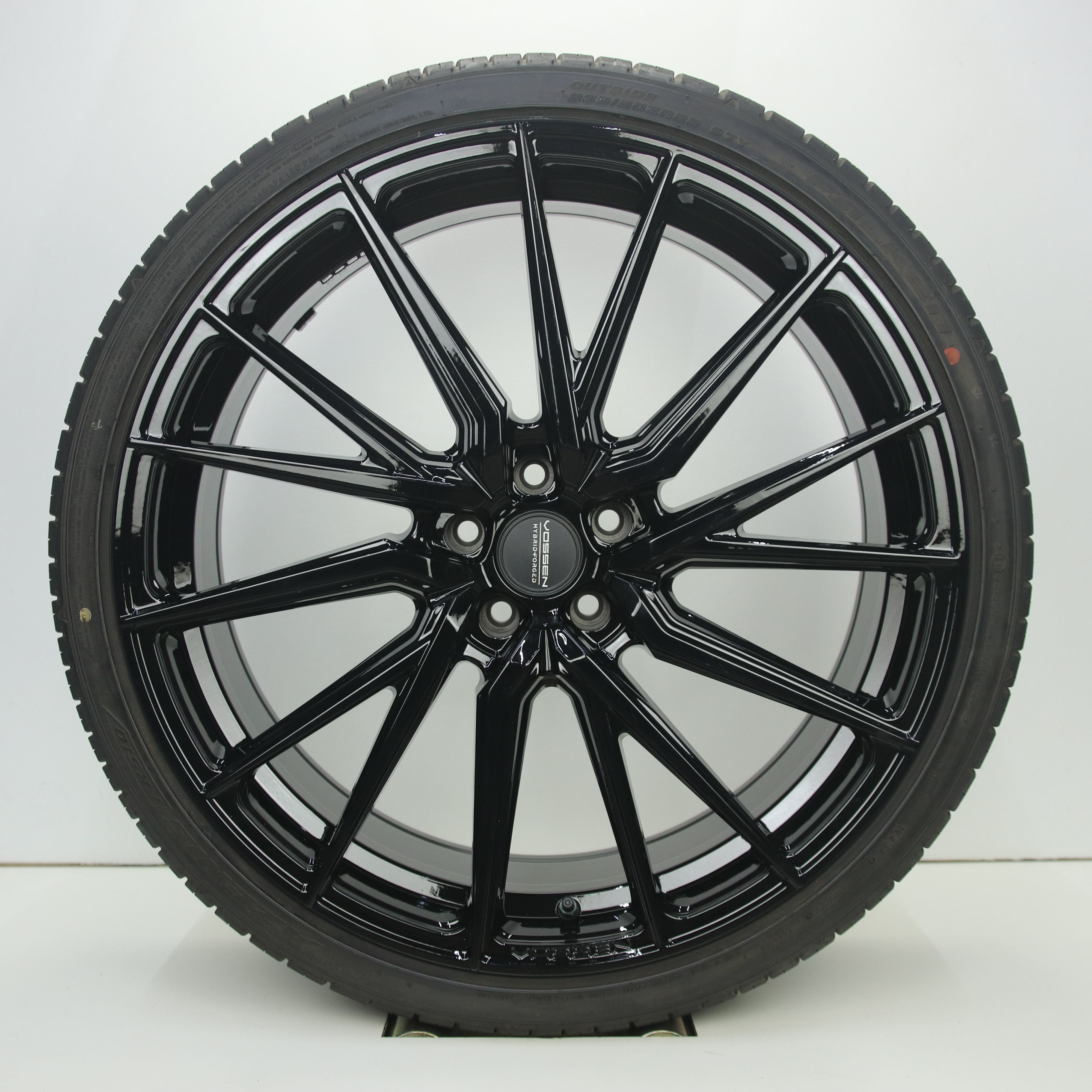 OS1008075 Set 22 inch lichtmetalen Vossen HF-4T velgen (breedset compleet met banden) 9.50X22 5X112 ET30.0 NB66.60 Zwart