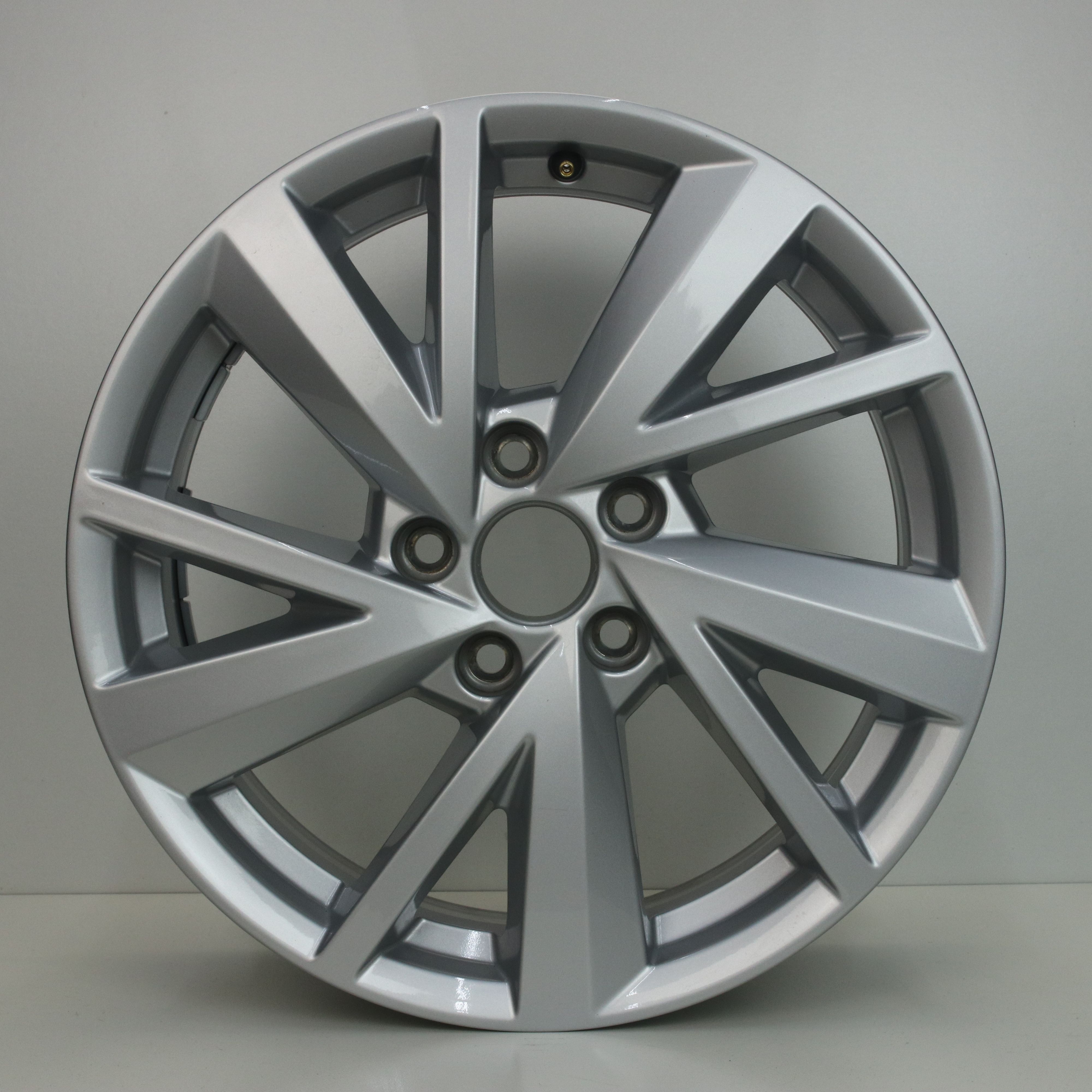 OS1004536 Originele 17 inch lichtmetalen Audi Q2 velgen 7.00X17 5X112 ET45.0 NB57.10 Zilver