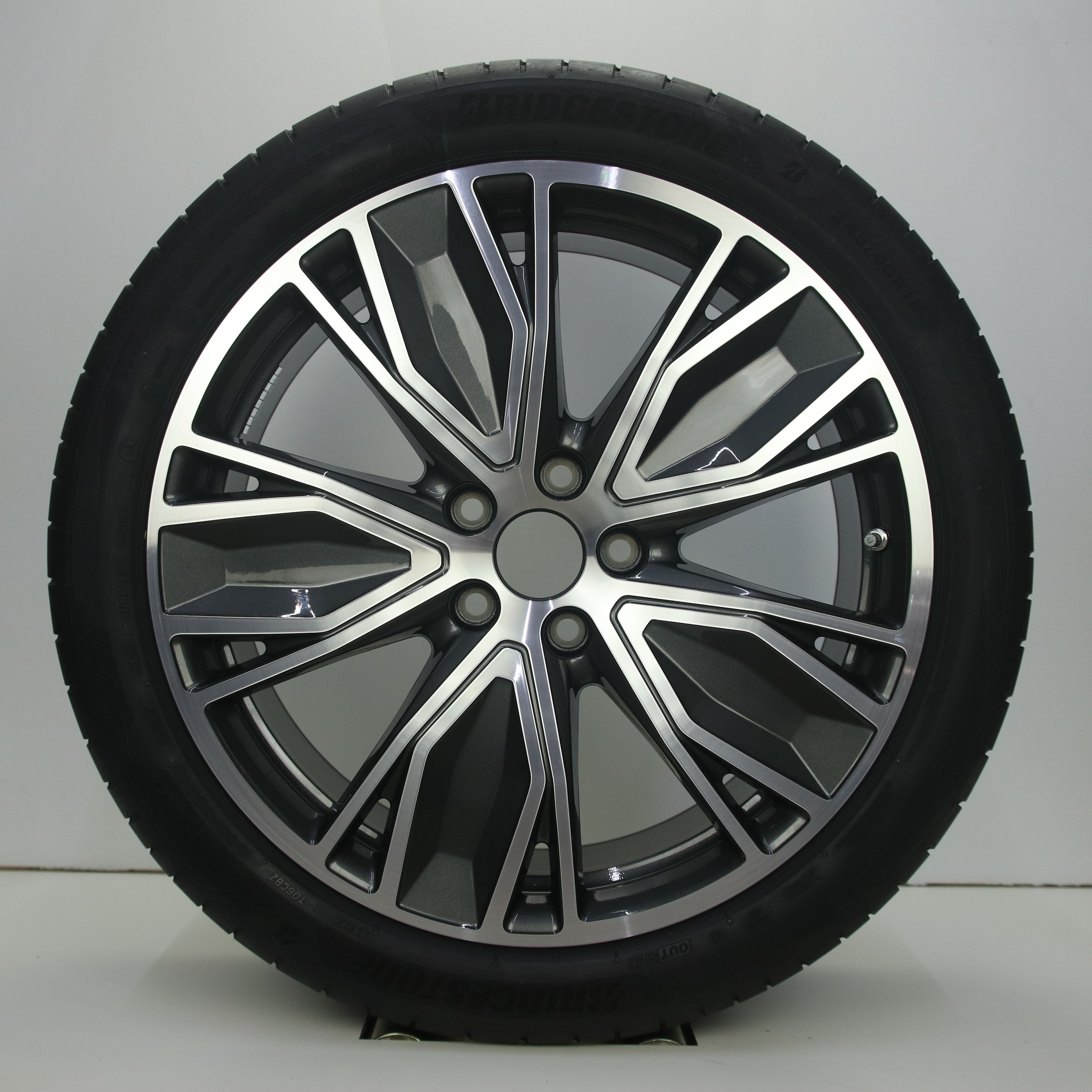 OS1008335 Originele 19 inch lichtmetalen Audi A5 velgen 8.00X19 5X112 ET44.0 NB66.60 Antraciet Gepolijst