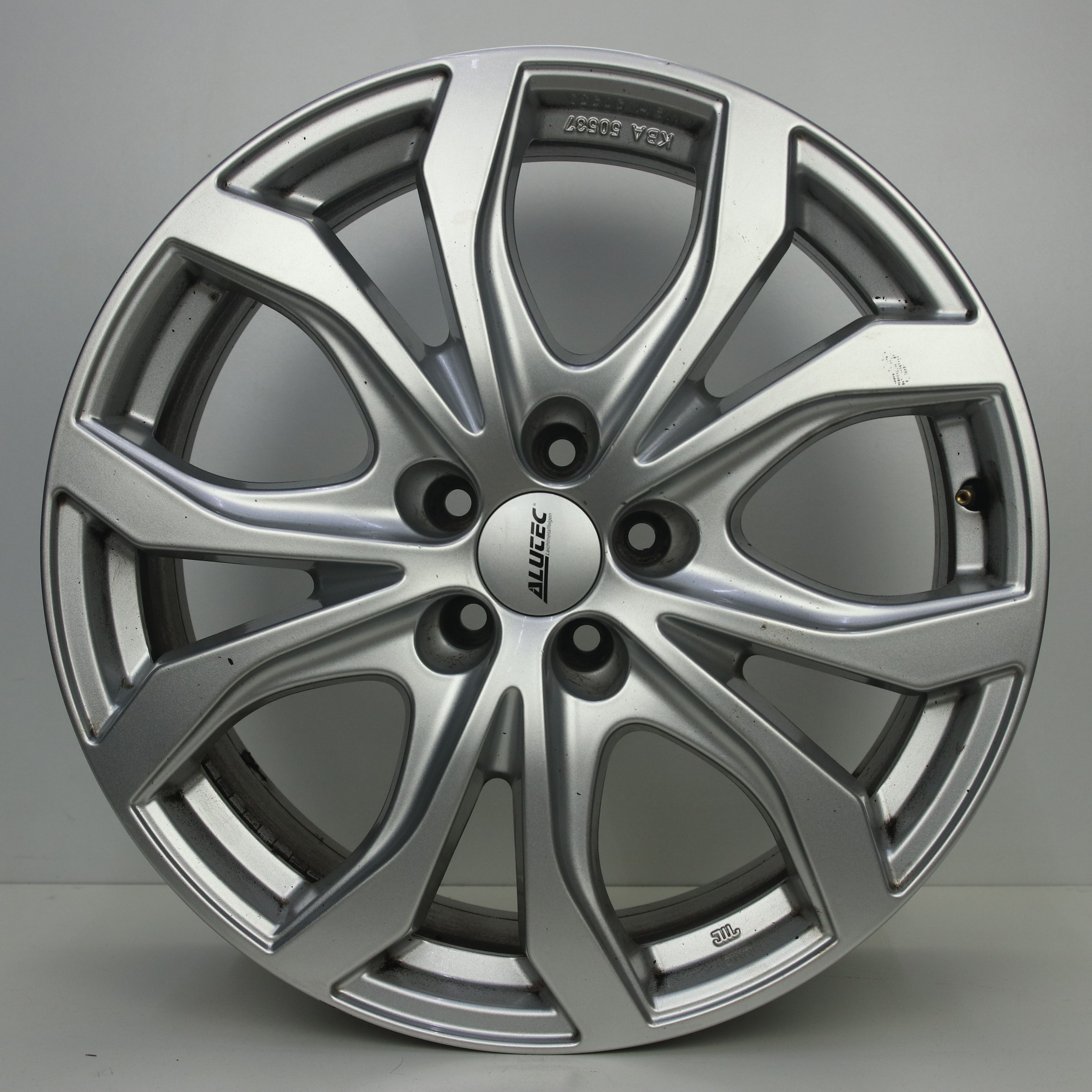 OS1008565 Set 19 inch lichtmetalen Alutec velgen 8.50X19 5X108 ET40.0 NB63.40 Zilver