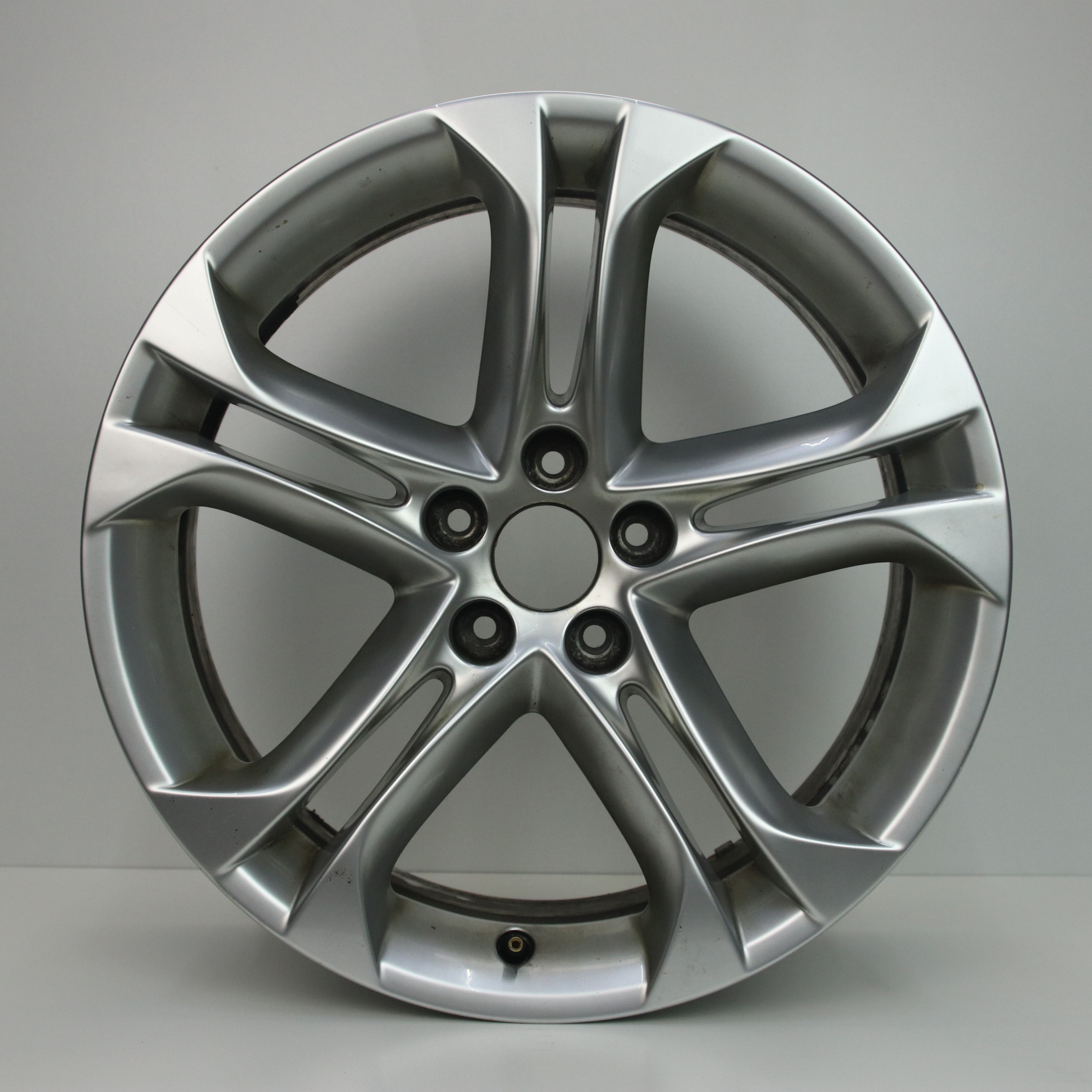OS1003294 Originele 18 inch lichtmetalen Peugeot RCZ velgen 8.00X18 5X108 ET27.0 NB65.10 Zilver