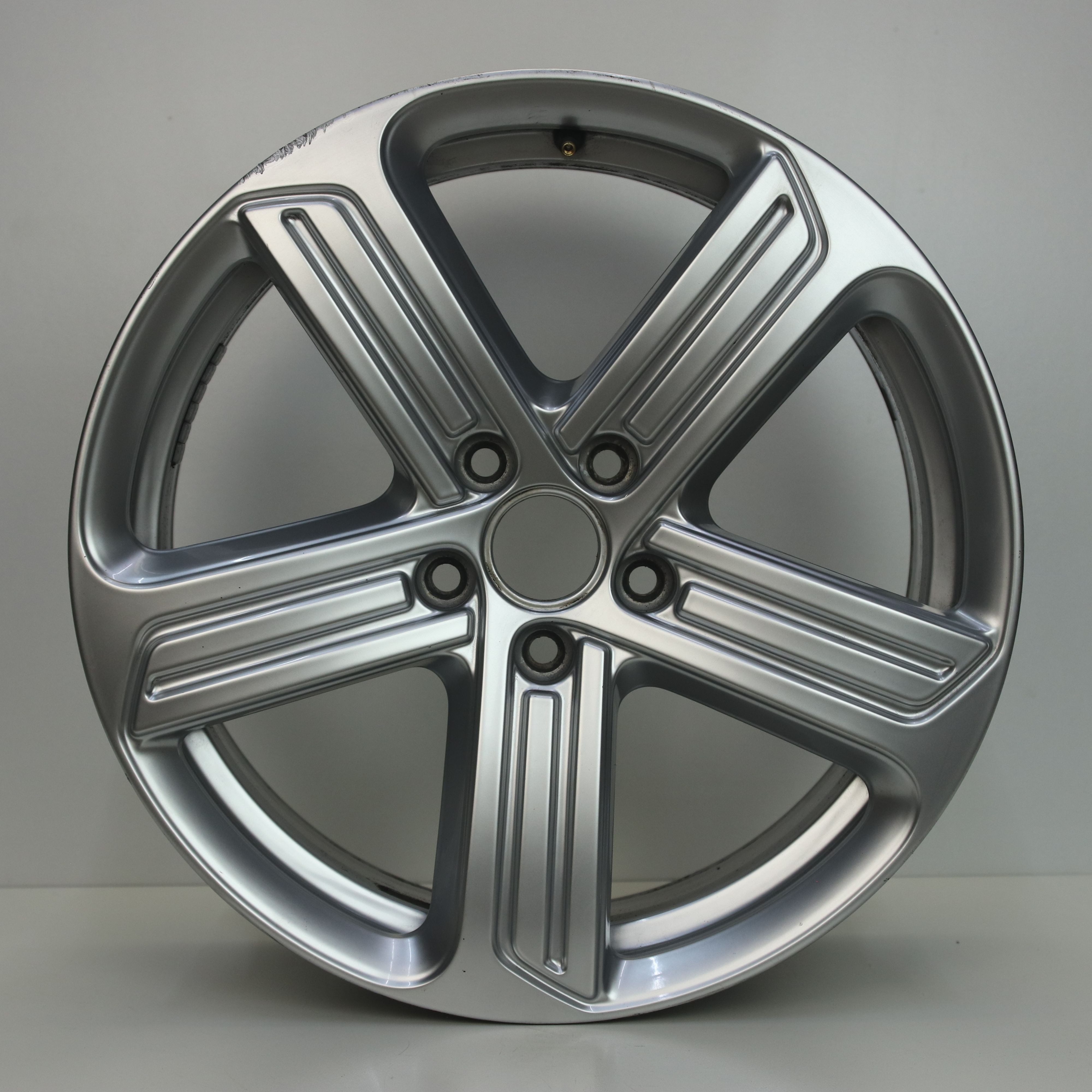 IN1002920 Originele 18 inch lichtmetalen Volkswagen Golf velgen (Cadiz) 7.50X18 5X112 ET49.0 NB57.10 Zilver