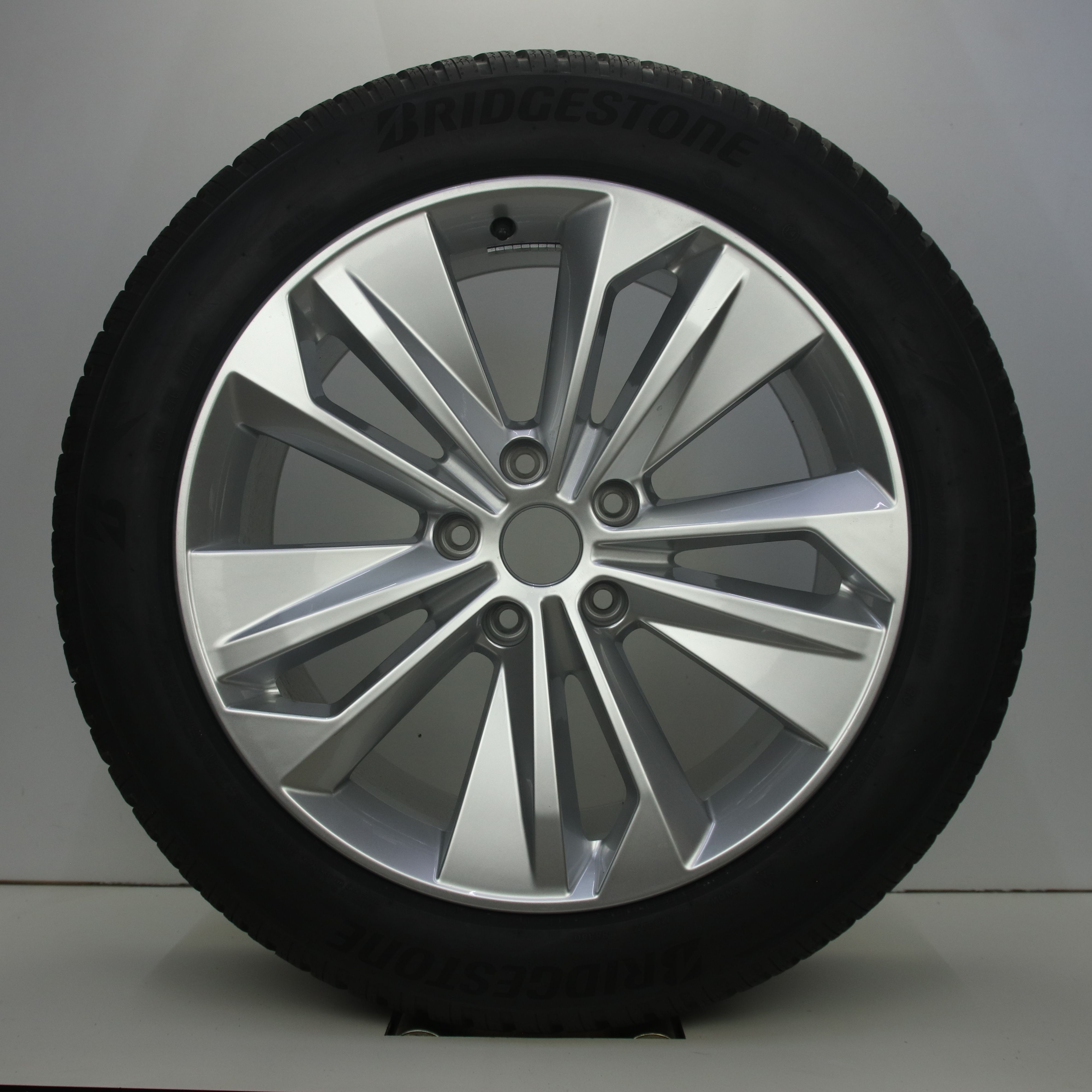 OS1008350 Originele 20 inch lichtmetalen Audi Q6 SQ6 velgen (breedset) 8.50X20 5X130 ET35.0 NB66.60 Zilver