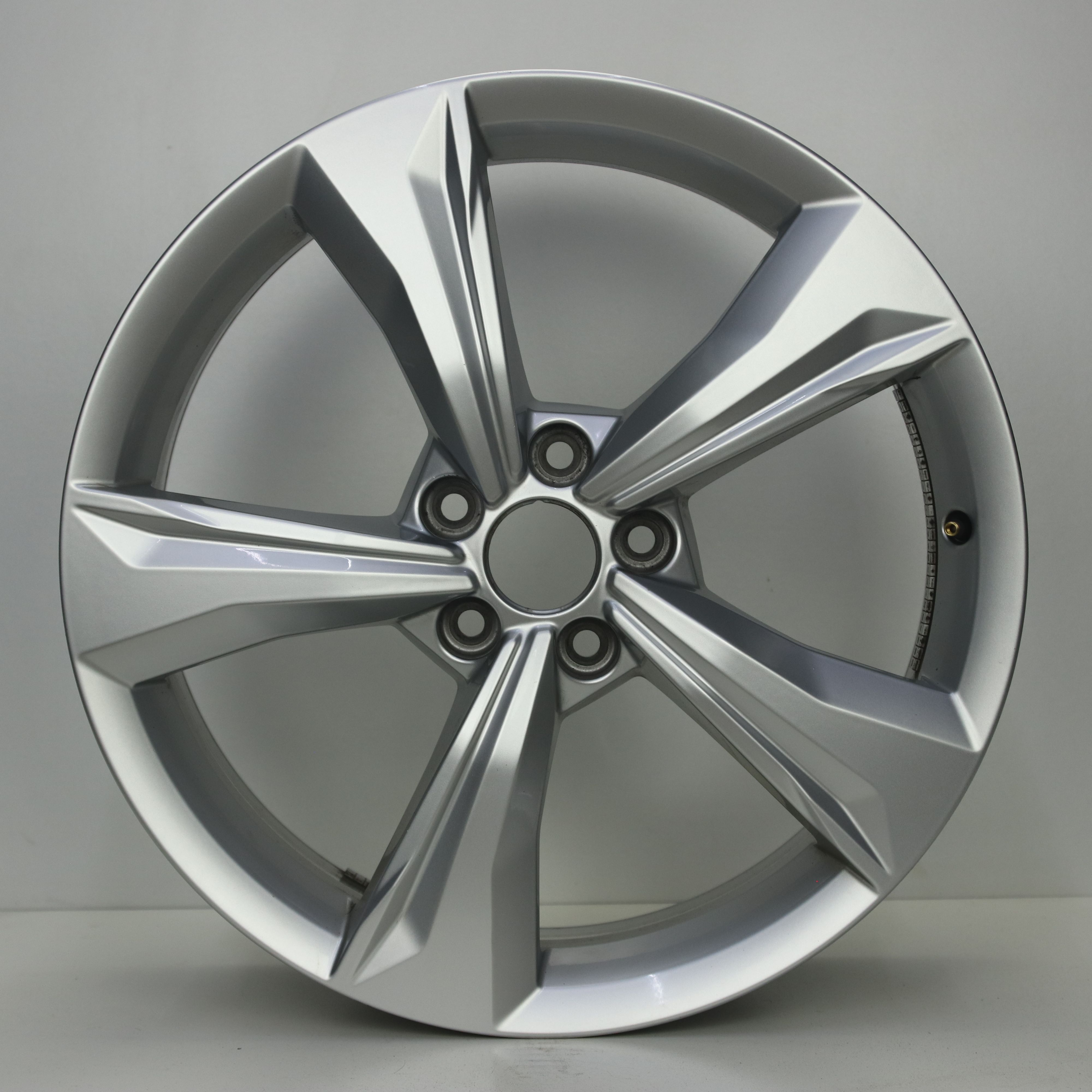 OS1008313 Originele 19 inch lichtmetalen Audi Q5 velgen 7.00X19 5X112 ET34.0 NB66.60 Zilver