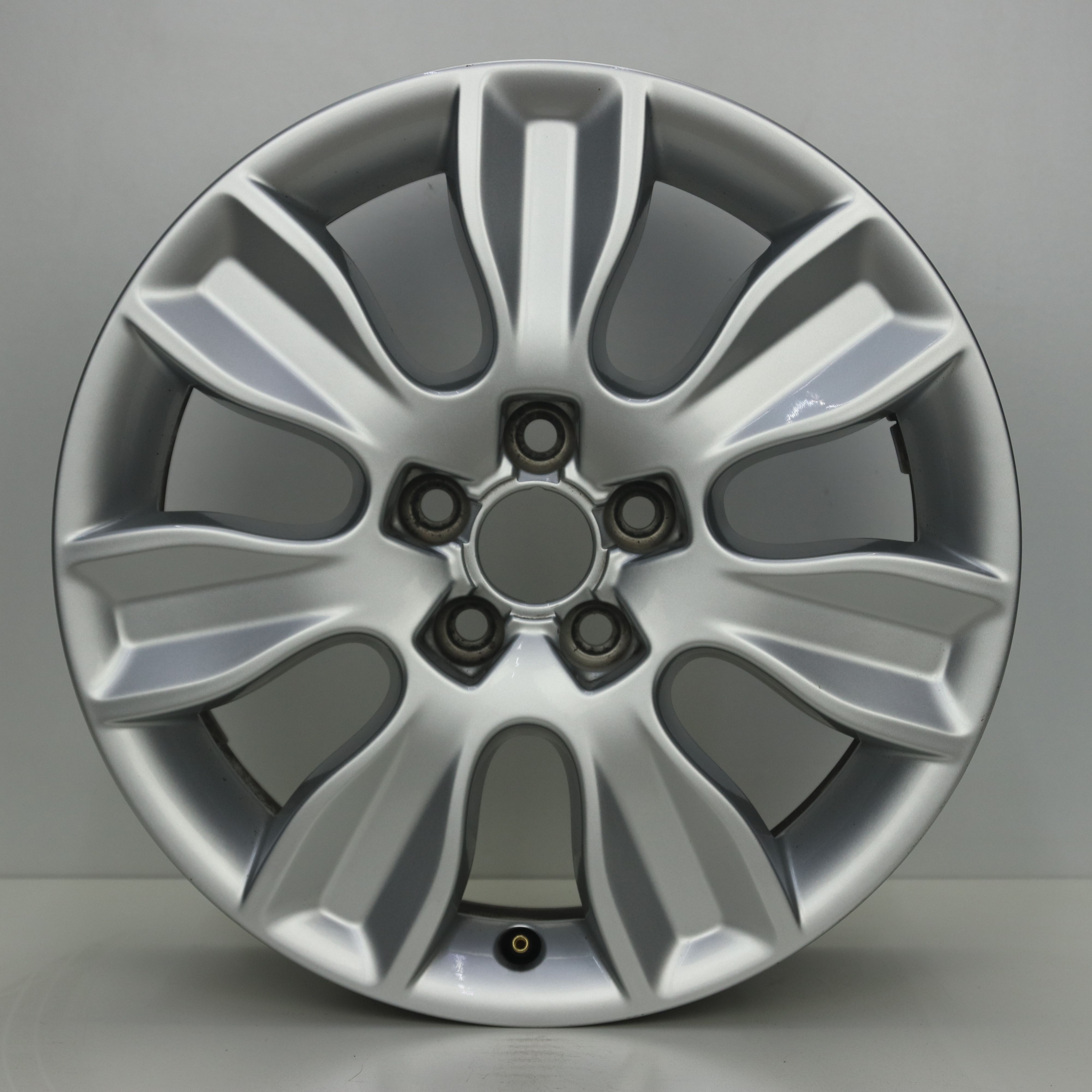 OS1008069 Originele 16 inbch lichtmetalen Audi A1 velgen 6.00X16 5X100 ET30.0 NB57.10 Zilver