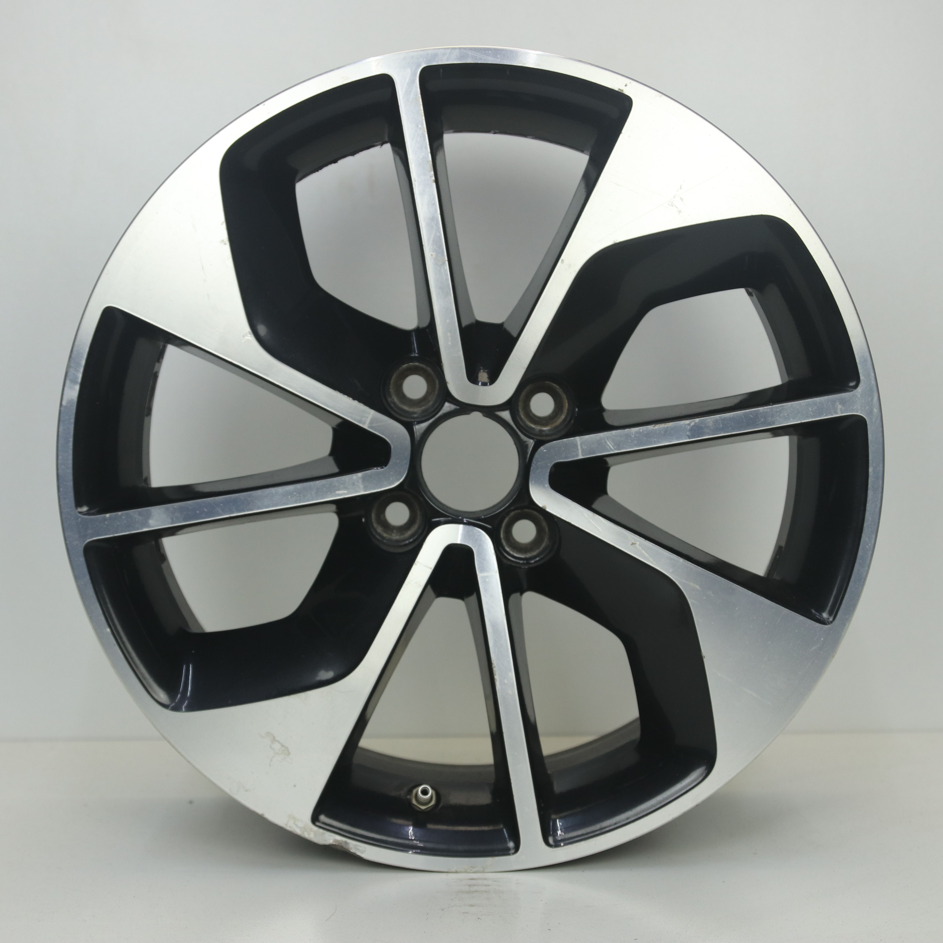 OS1007642 Originele 16 inch lichtmetalen Renault Clio velgen 6.50X16 4X100 ET44.0 NB60.10 Zwart gepolijst