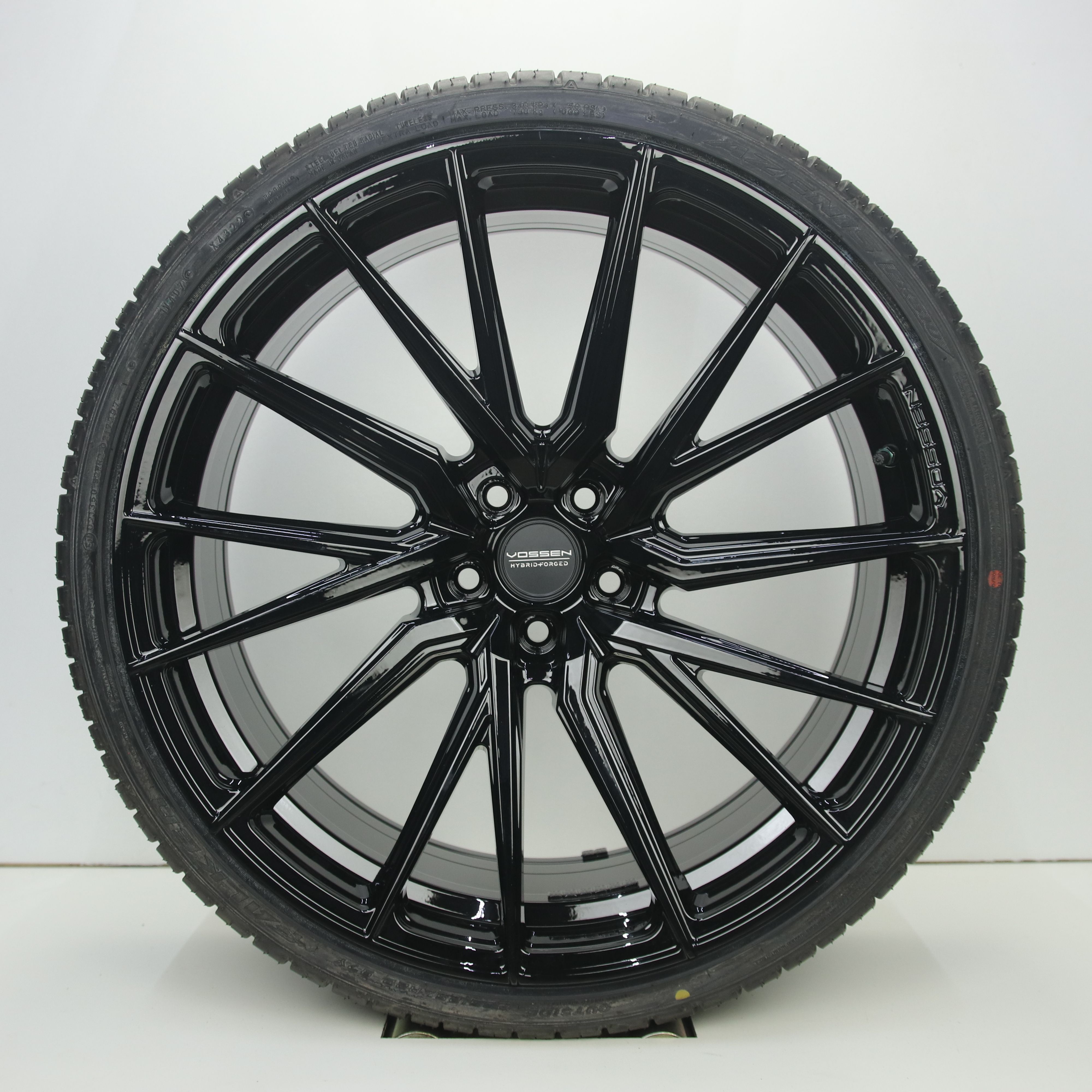 OS1008075 Set 22 inch lichtmetalen Vossen HF-4T velgen (breedset compleet met banden) 9.50X22 5X112 ET30.0 NB66.60 Zwart
