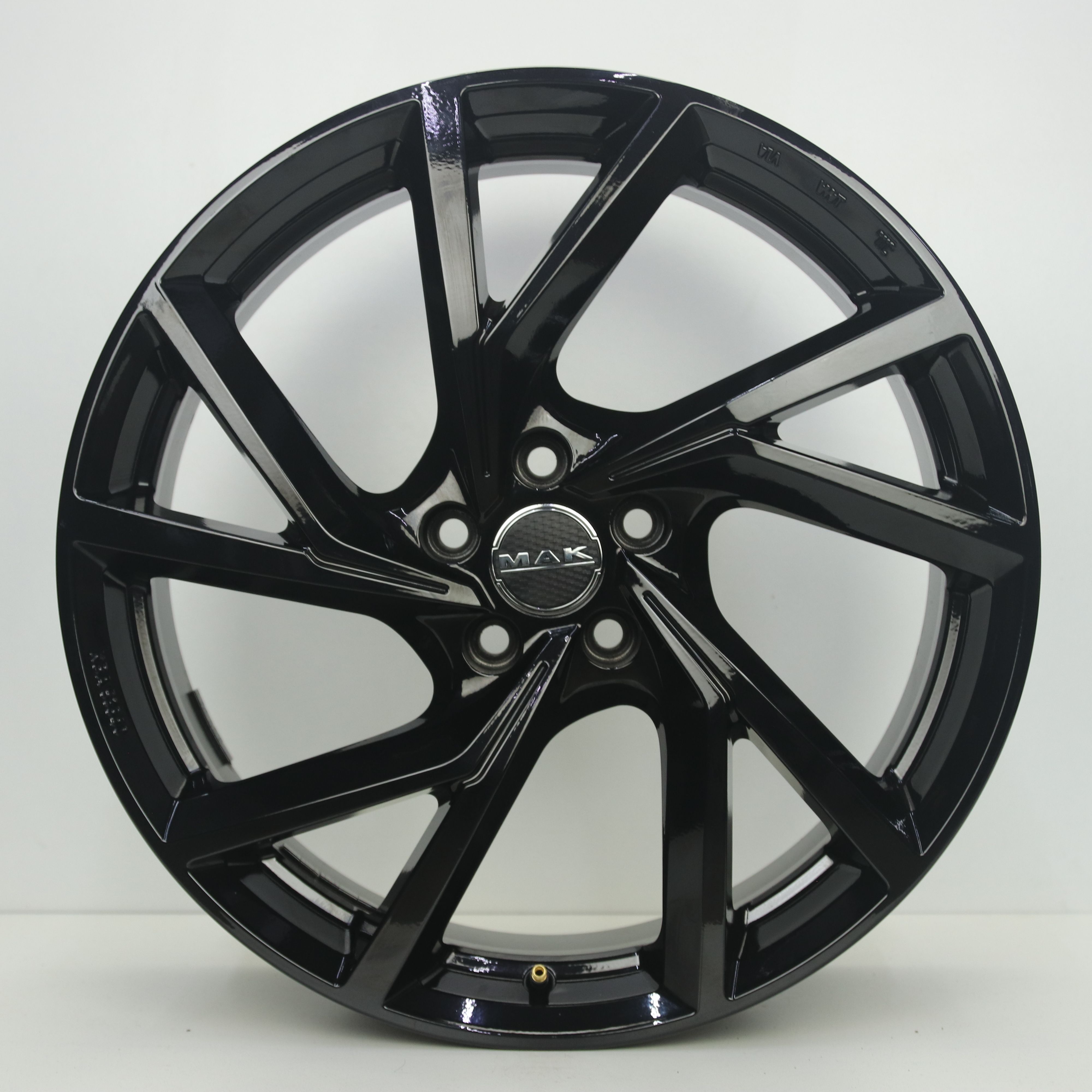 IN1003190 Set 19 inch lichtmetalen MAK velgen 8.00X19 5X108 ET42.0 NB72.00 Zwart